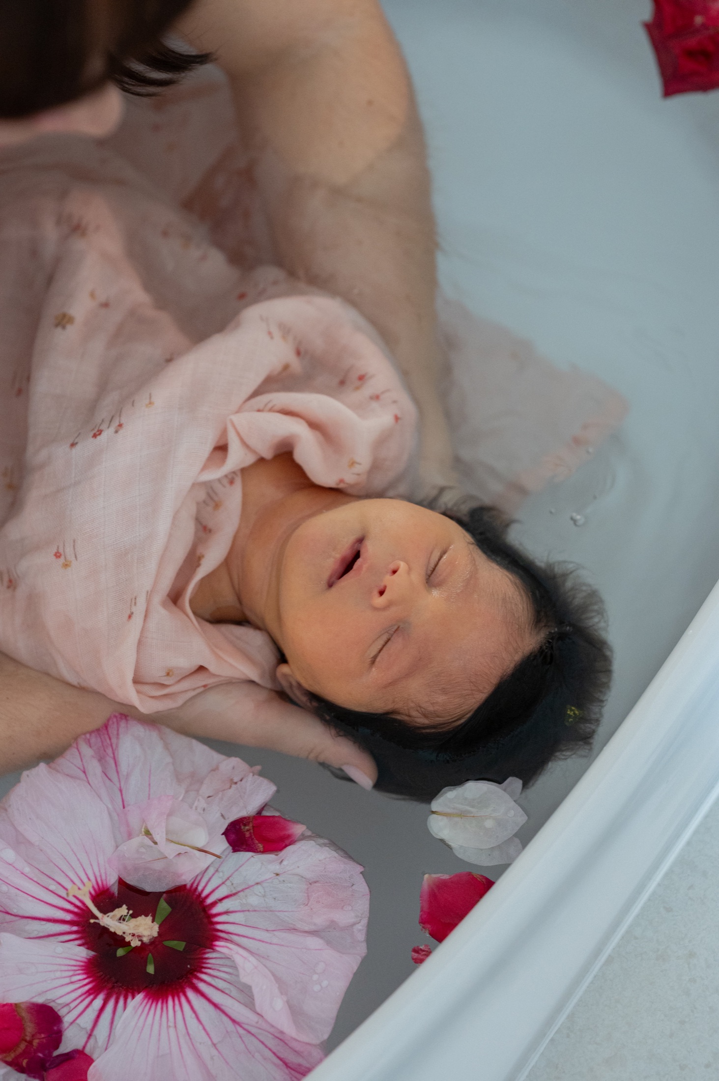 Un bébé apaisé pendant son bain