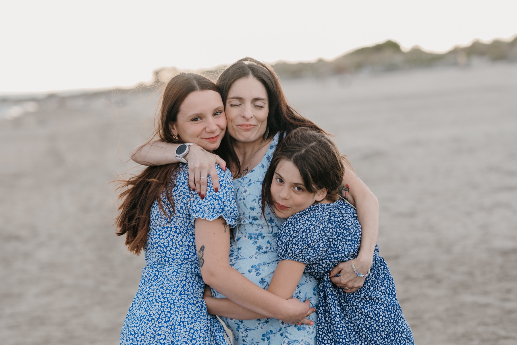 Grossesse en famille sur la plage