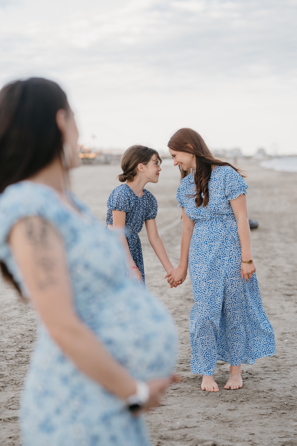 Grossesse en famille sur la plage
