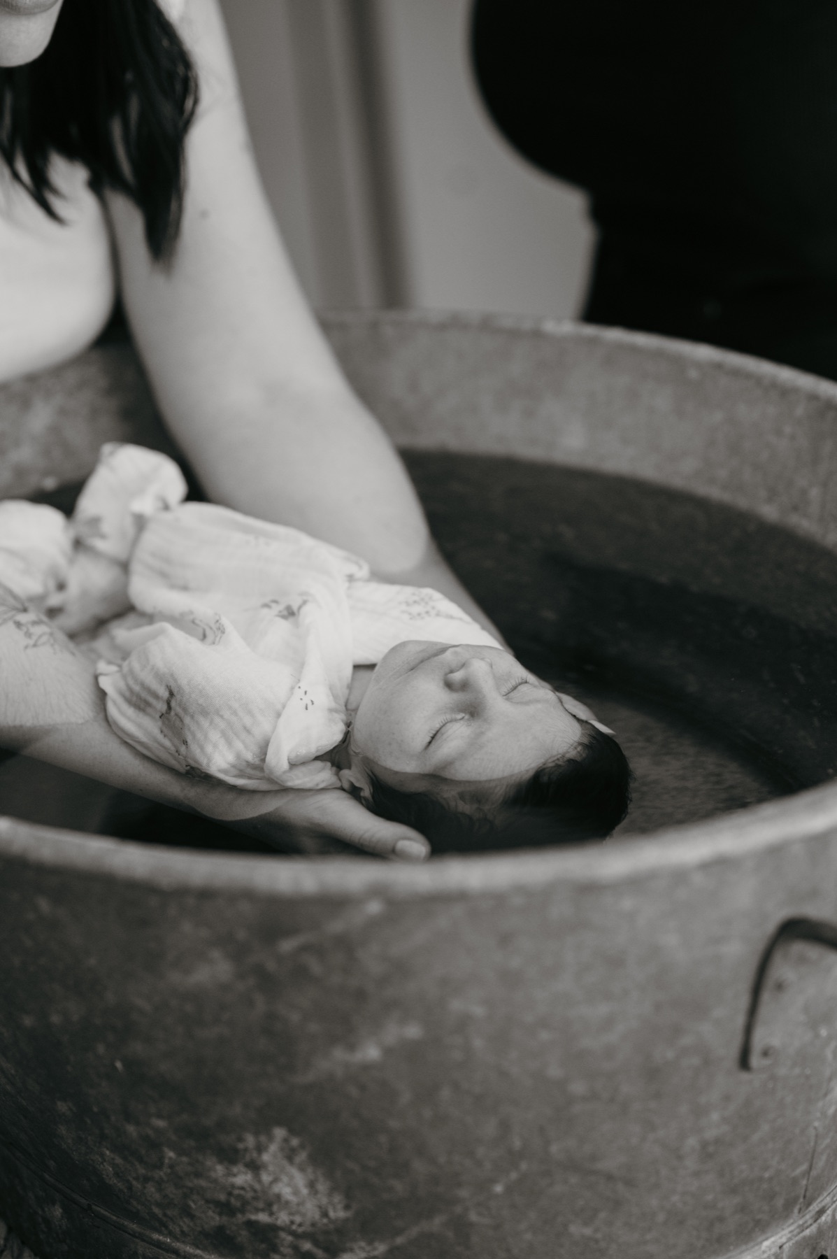 Bain de naissance et gestes tendres