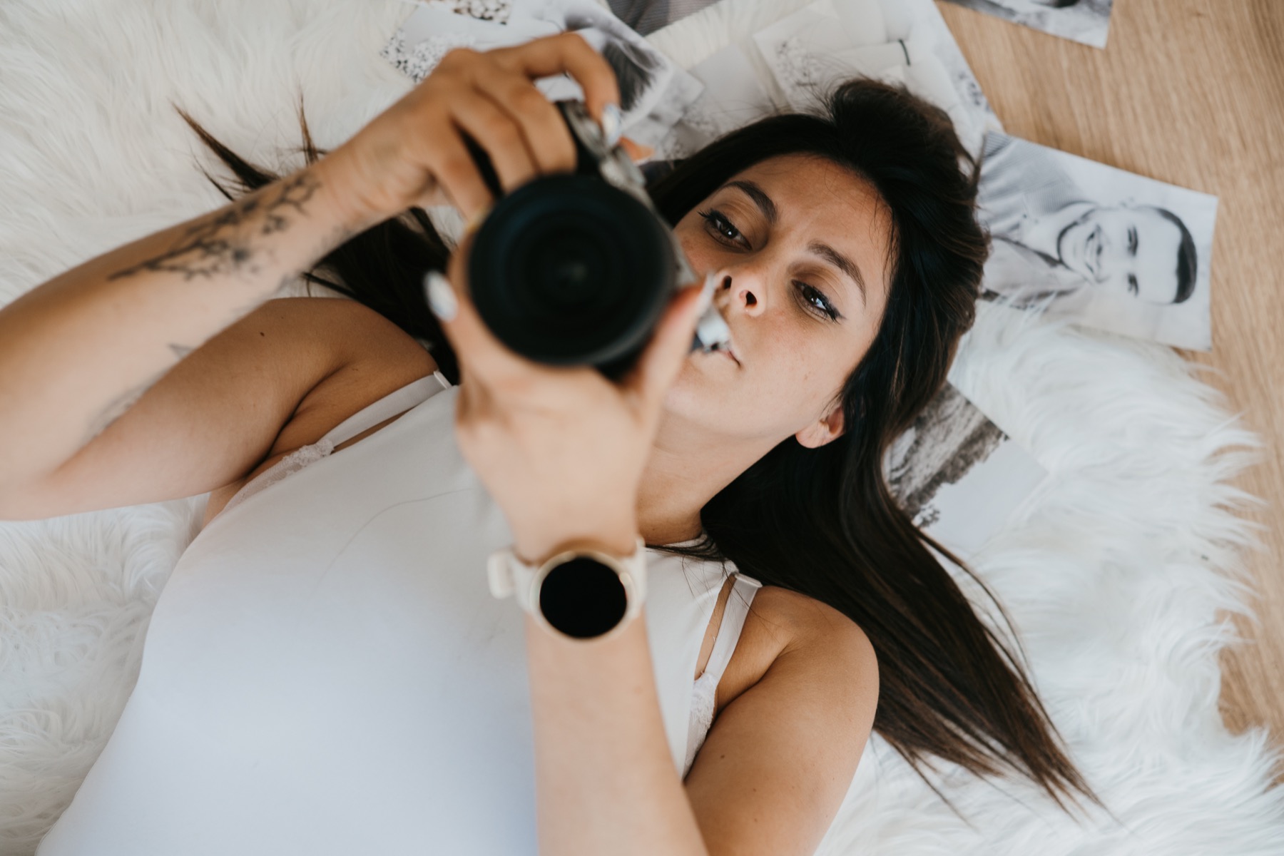 Cindy, photographe, avec son appareil photo