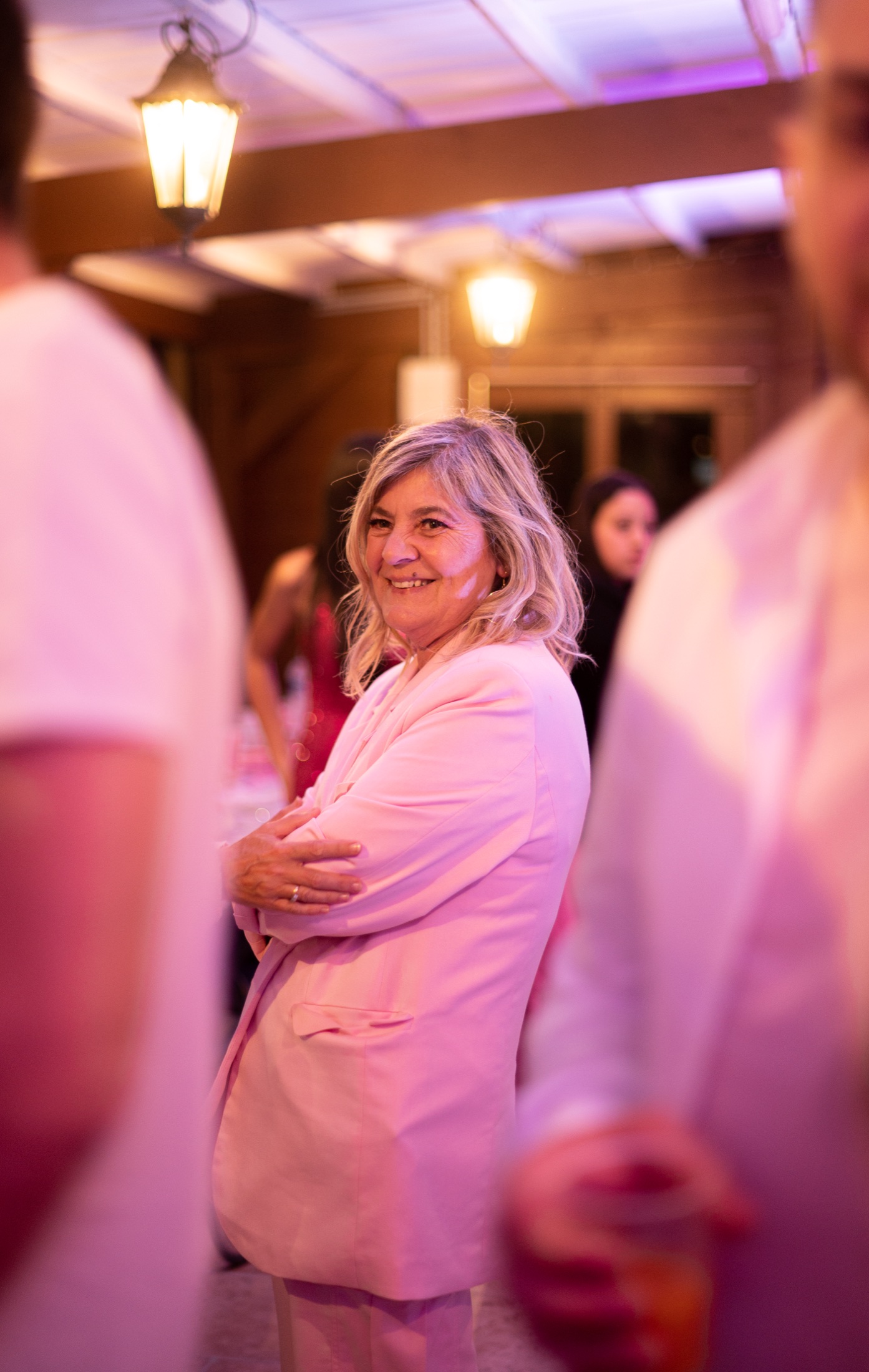 Une invitée sourit pendant une fête d’anniversaire