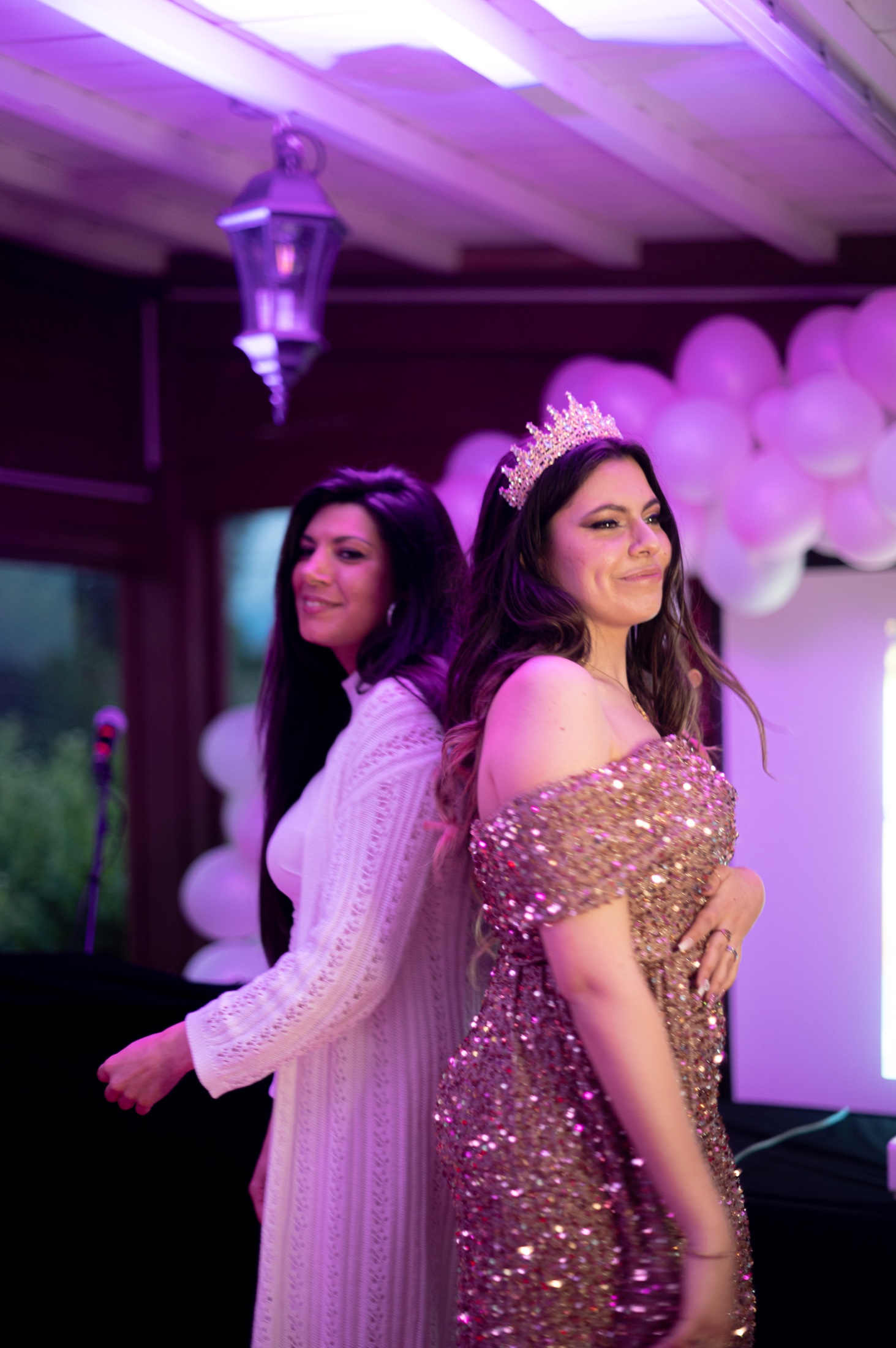 Une femme fête son anniversaire dans une robe scintillante