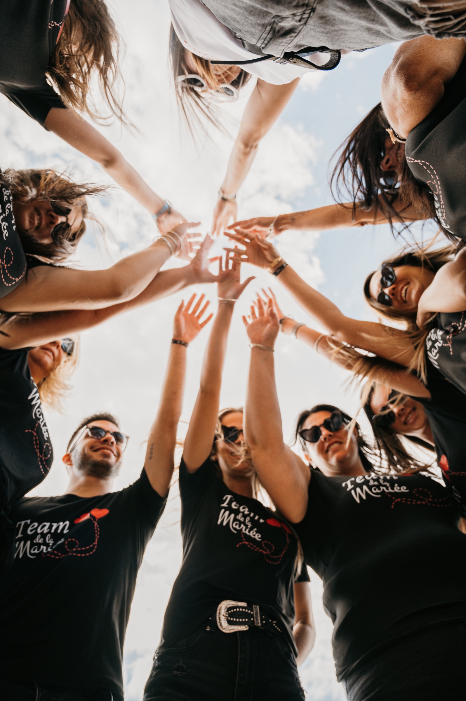 Une bande d’amies célèbre la future mariée les bras levés