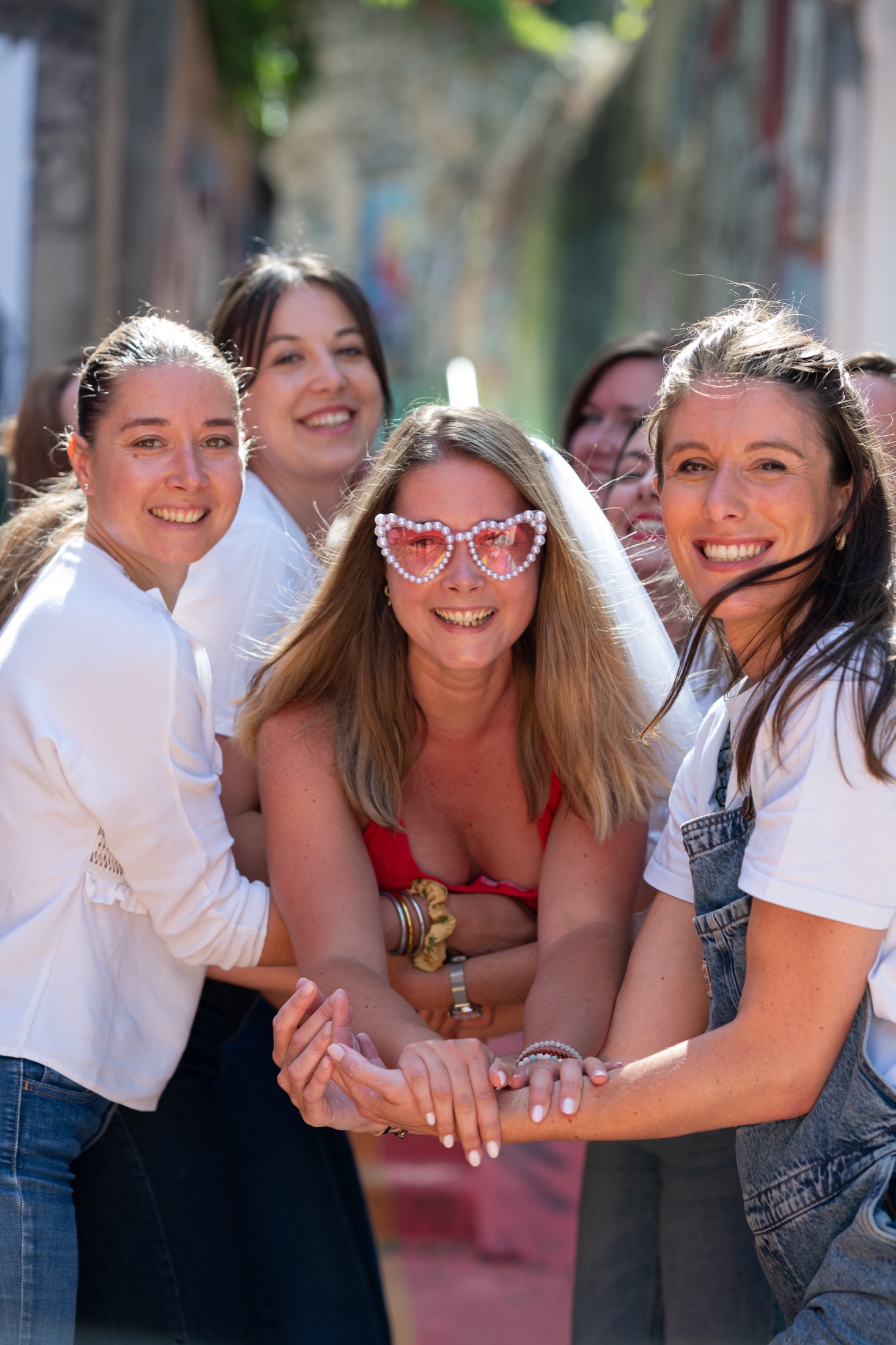 Un groupe d’amies réuni dans une rue colorée