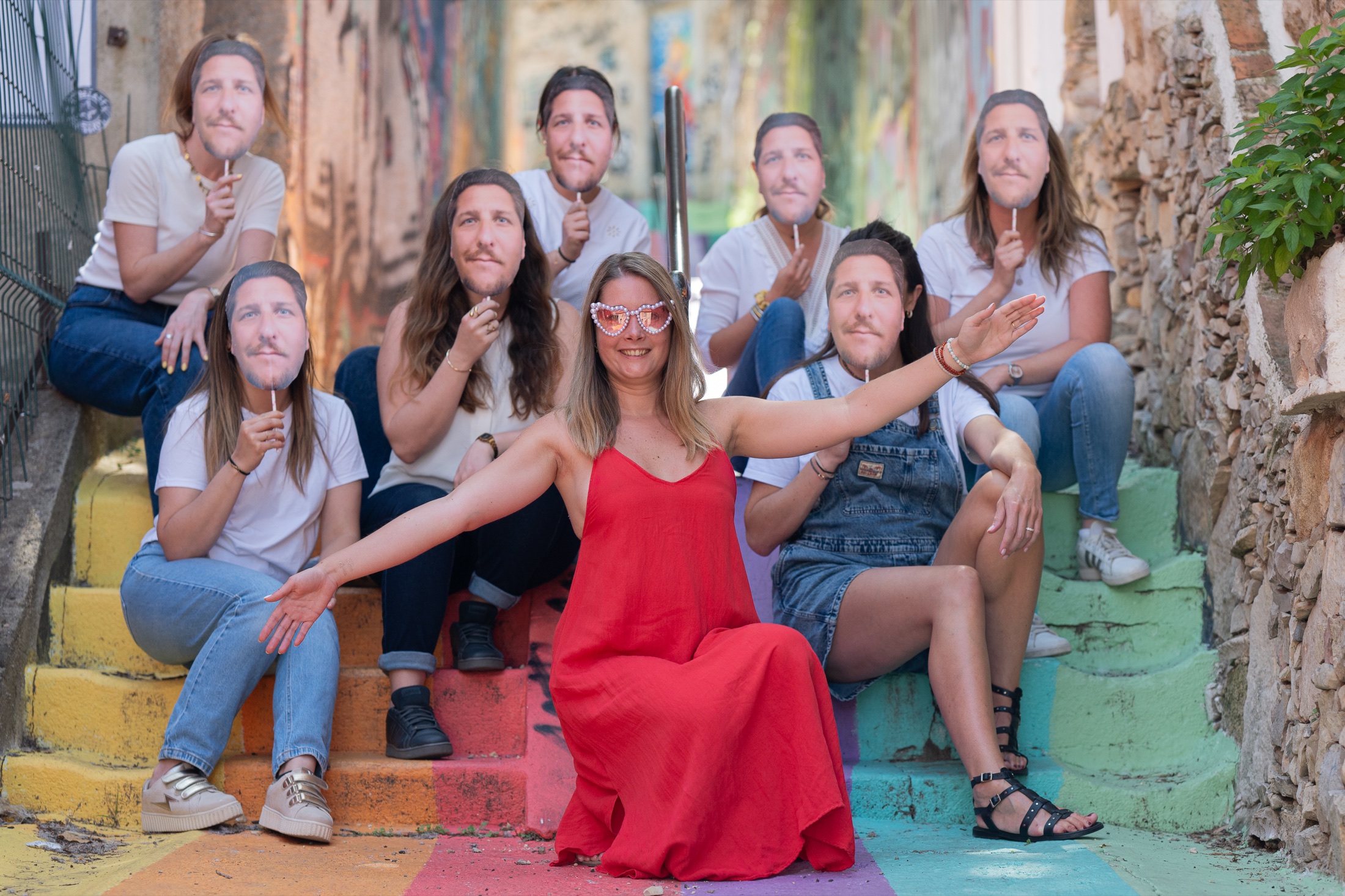 Une future mariée et ses amies jouent avec des accessoires