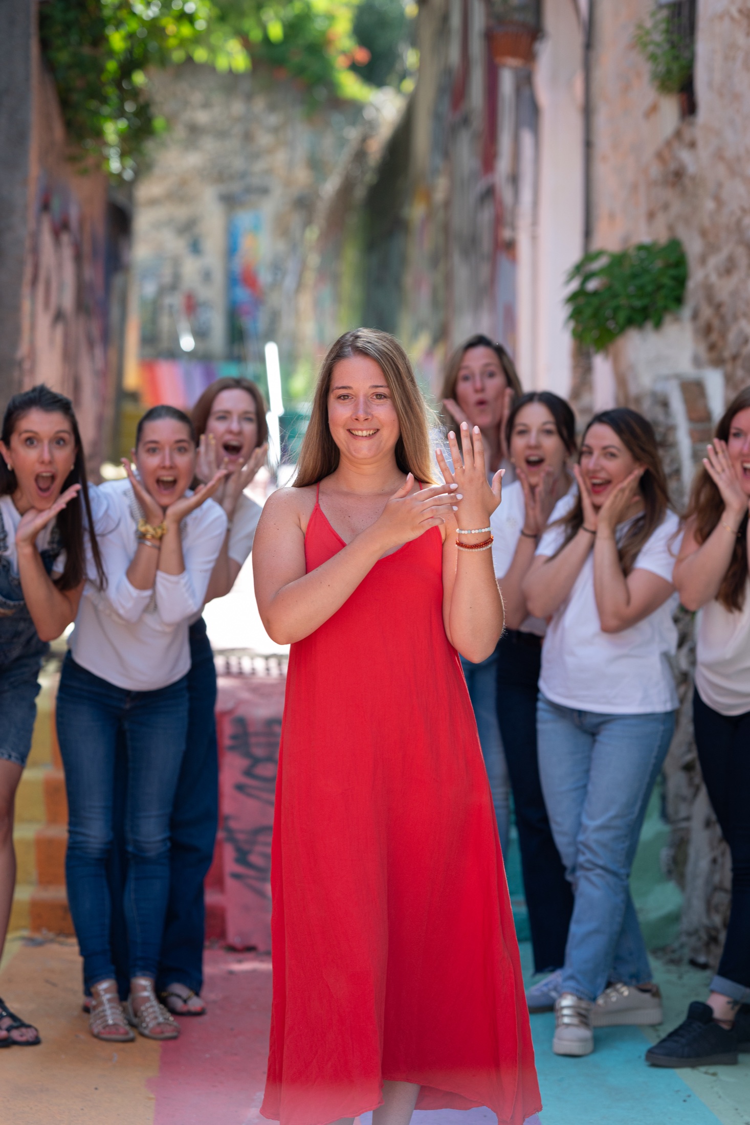 La future mariée montre sa bague entourée de ses amies