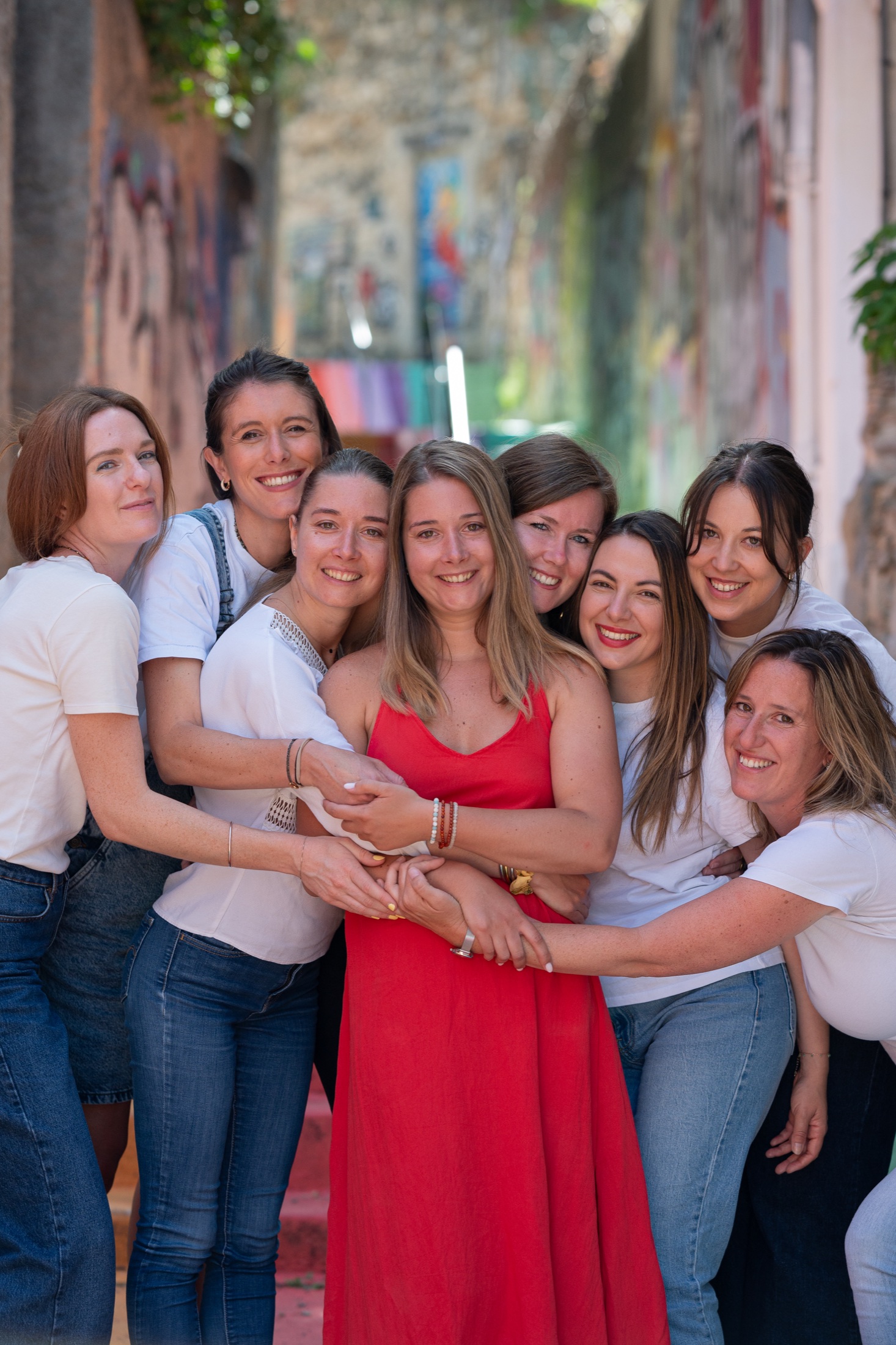 La future mariée entourée de toutes ses amies