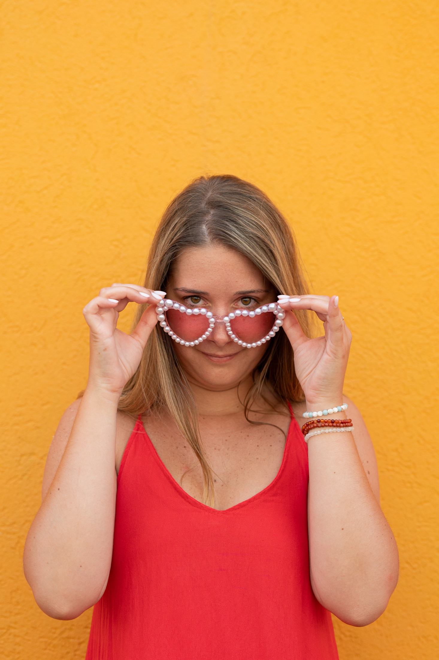 Portrait de la future mariée avec des lunettes cœur