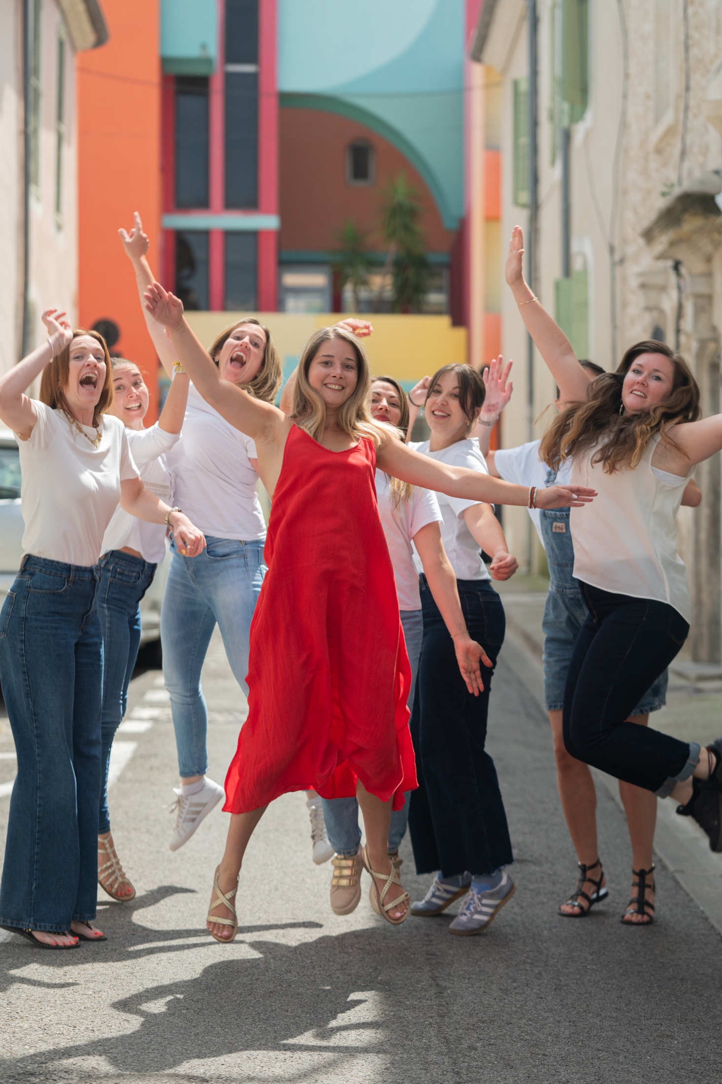 La future mariée saute avec ses amies dans la rue