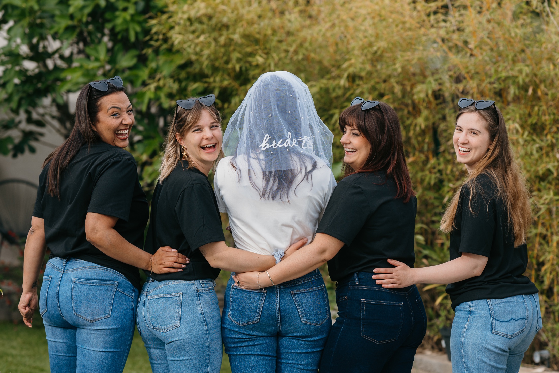 Une future mariée entourée de ses amies pendant son EVJF à Nîmes