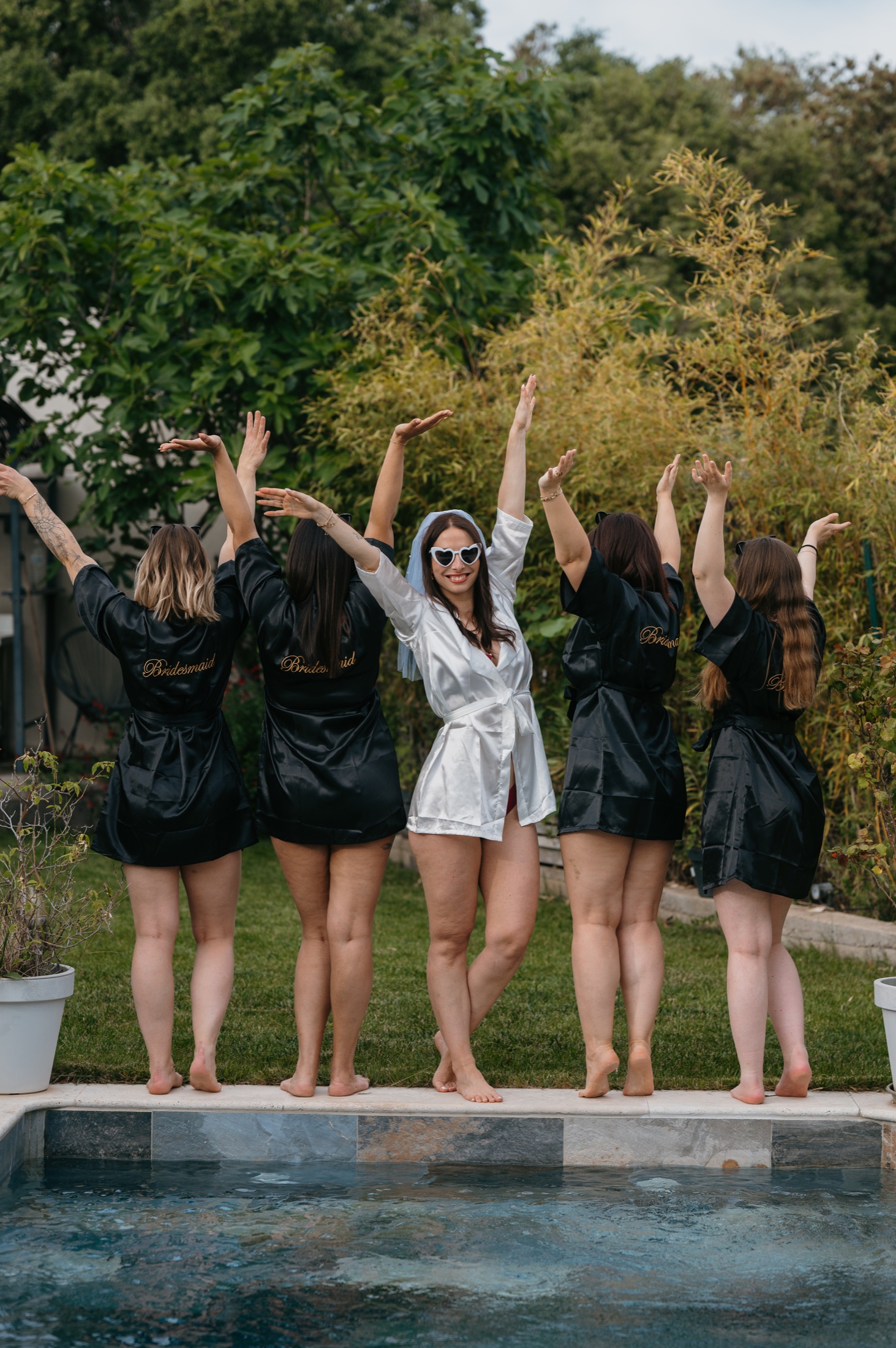 La future mariée lève les bras devant ses amies