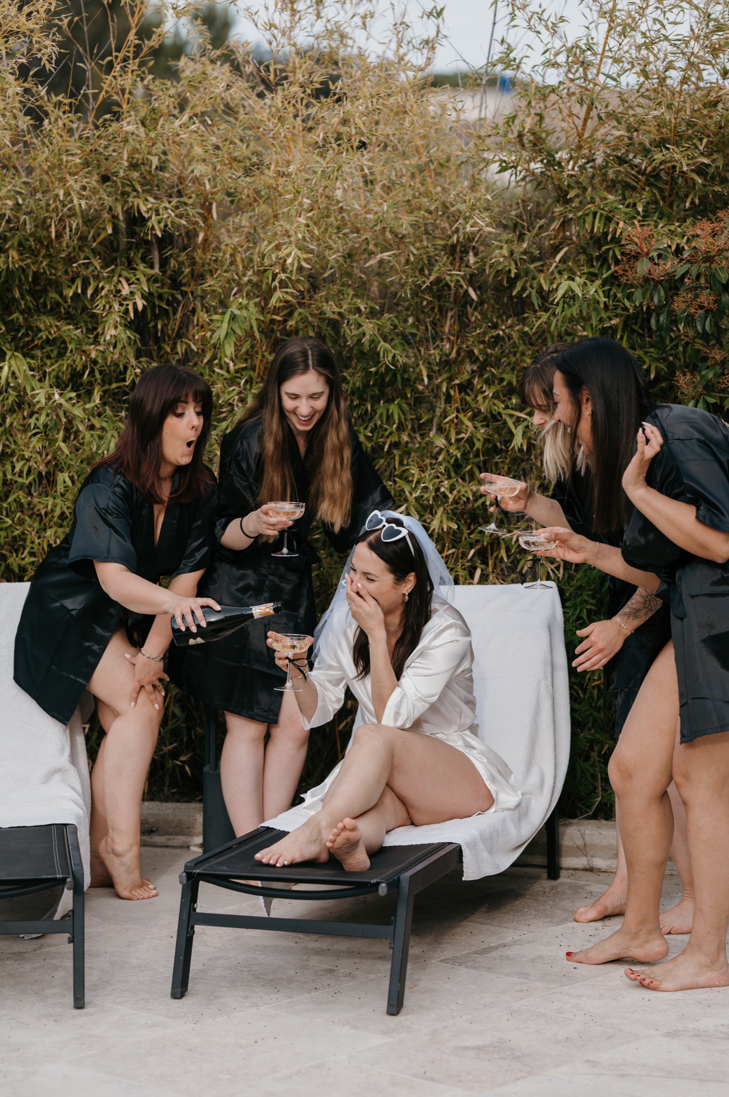 Une future mariée surprise par ses amies autour d’une coupe de champagne