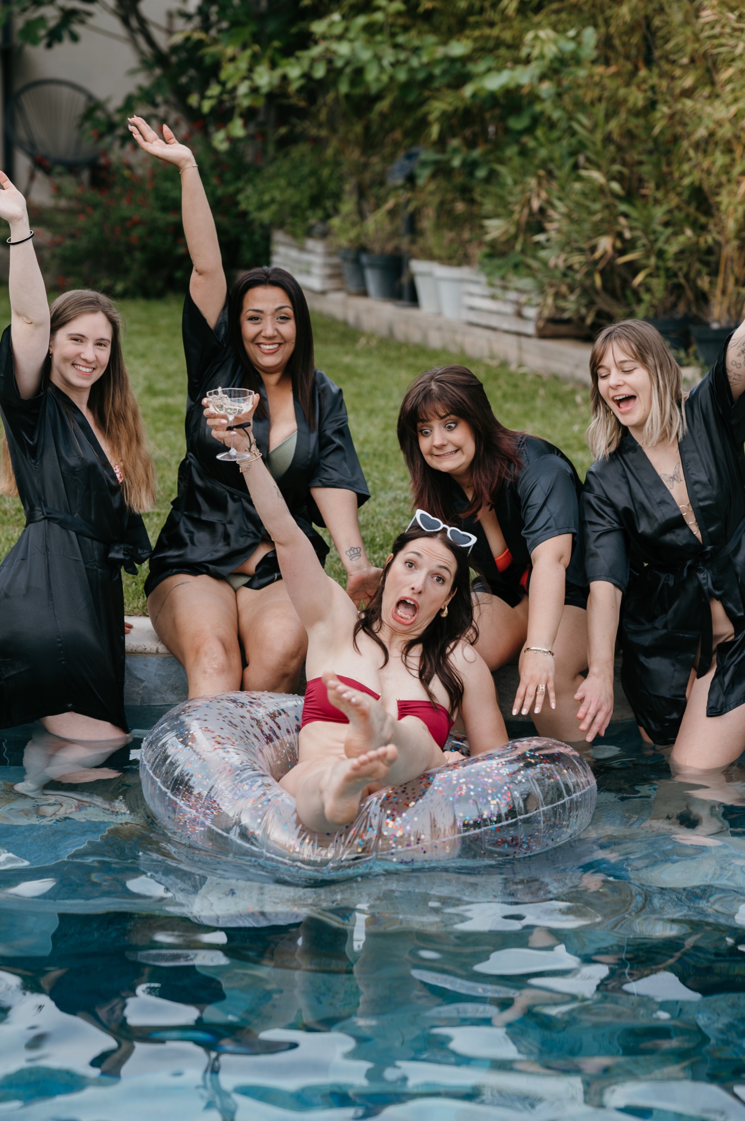 La future mariée et ses amies s’amusent dans la piscine