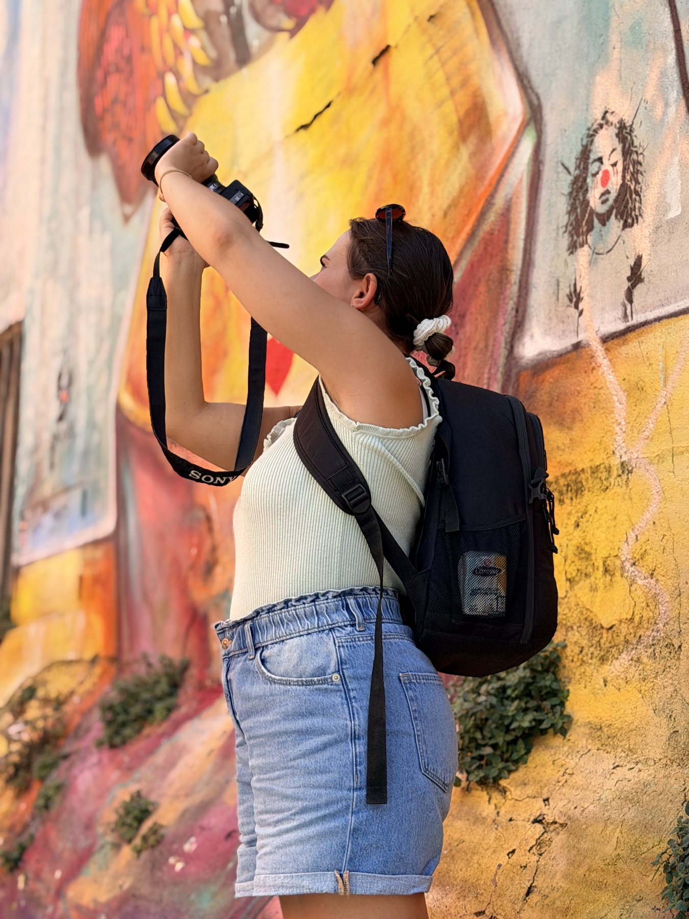 Photographe en exercice pratique devant une fresque colorée