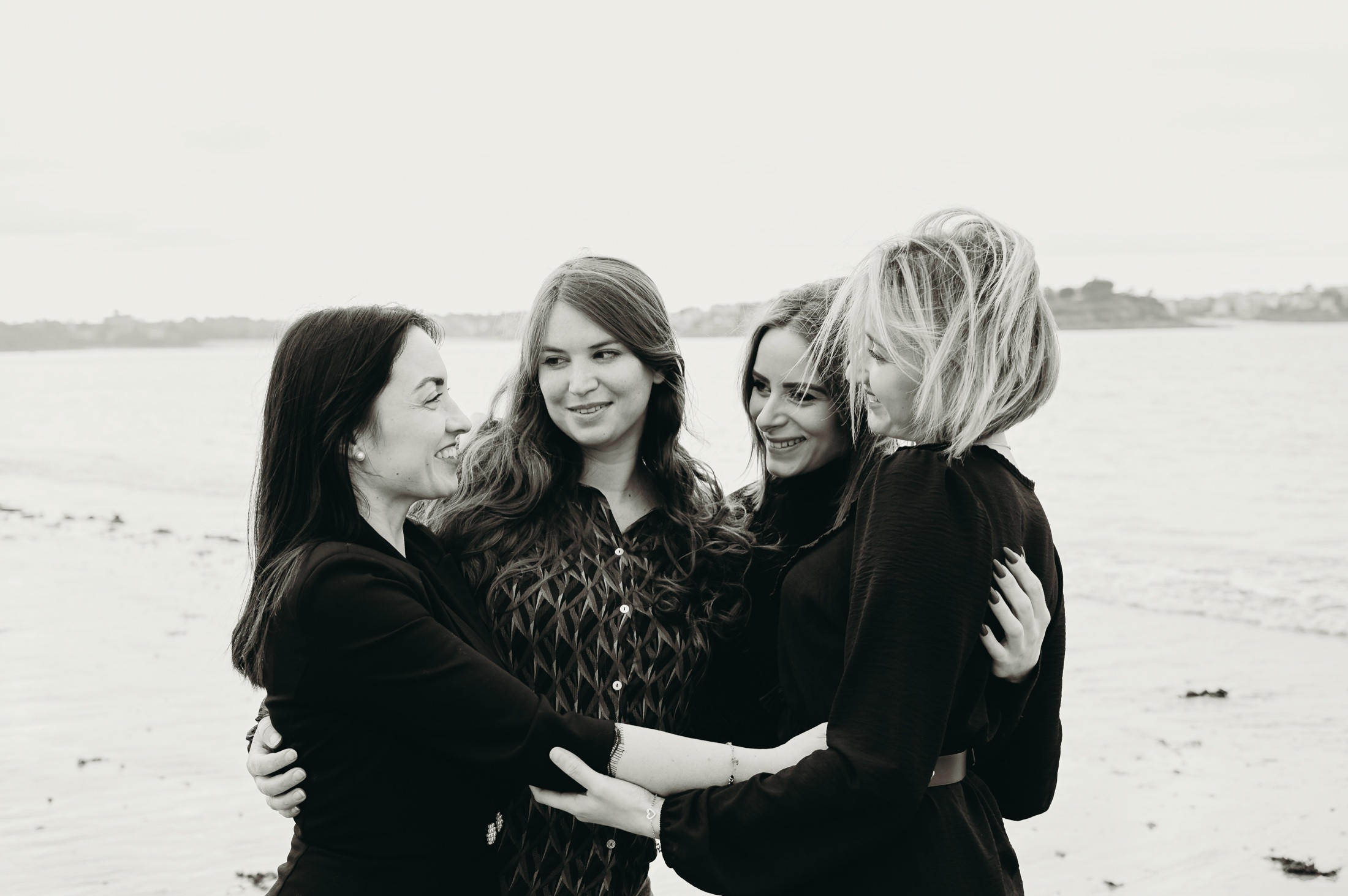 Séance photo entre amies au bord de la mer