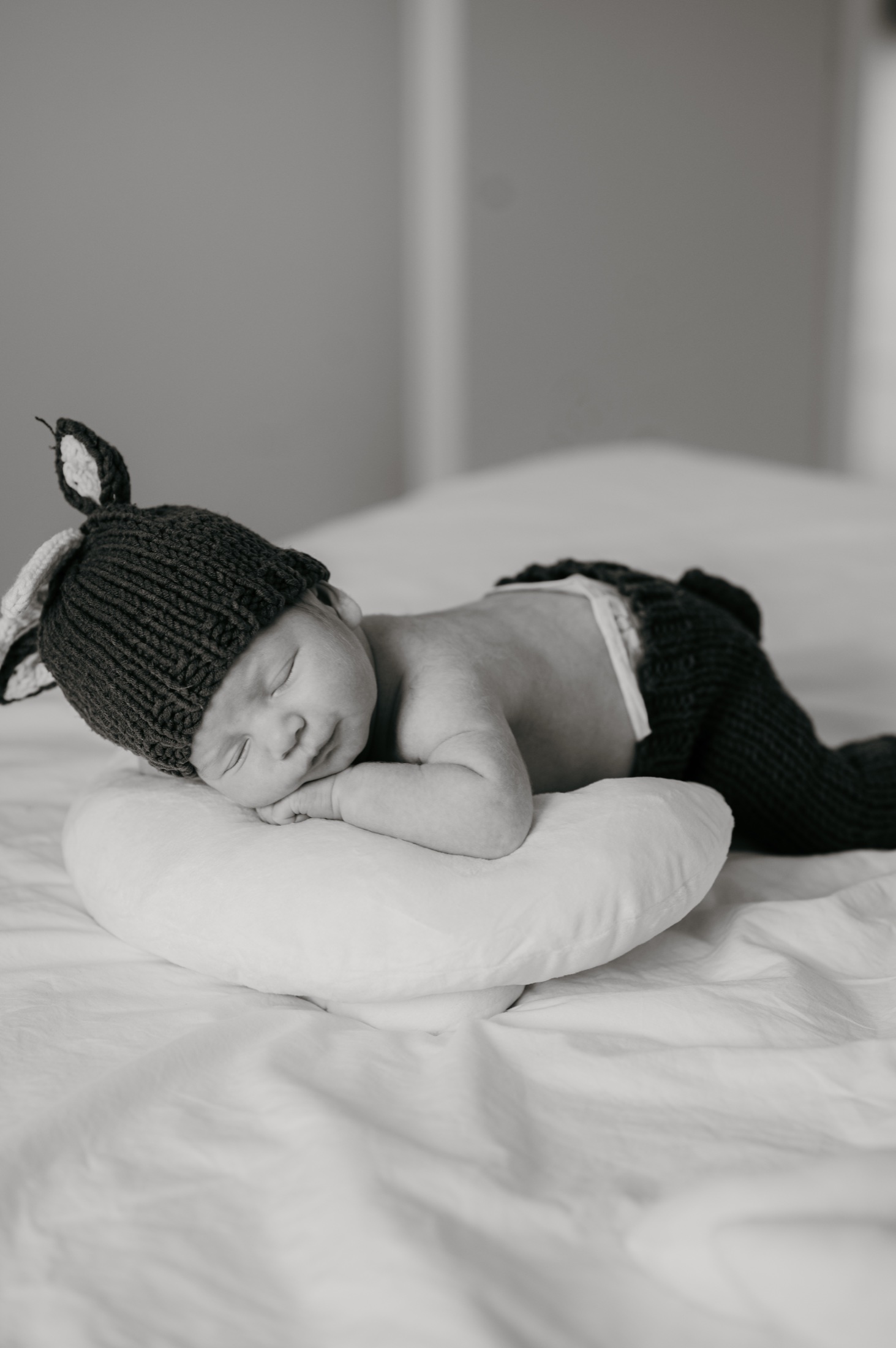 Un nouveau-né endormi dans les bras de ses parents