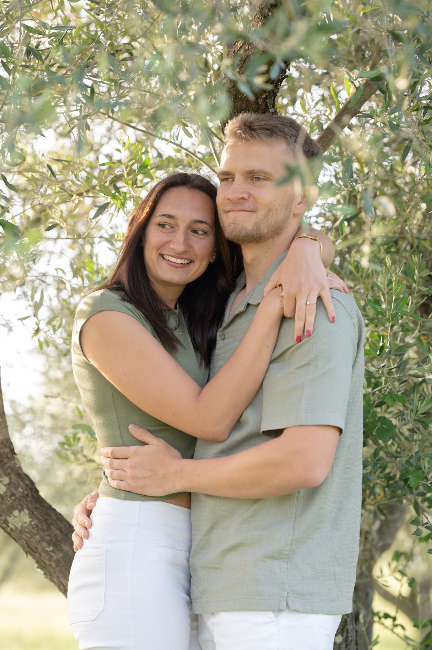 Un couple enlacé au bord de l’eau