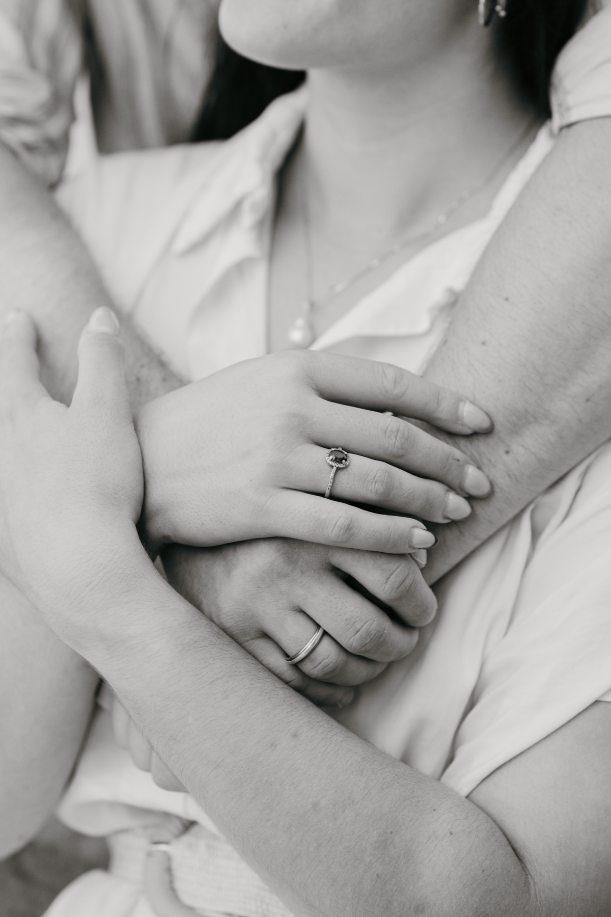 Les mains enlacées d’un couple lors d’une séance engagement