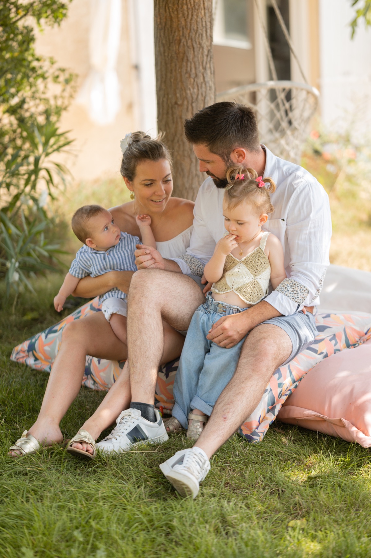 Une famille réunie lors d’une séance photo naturelle