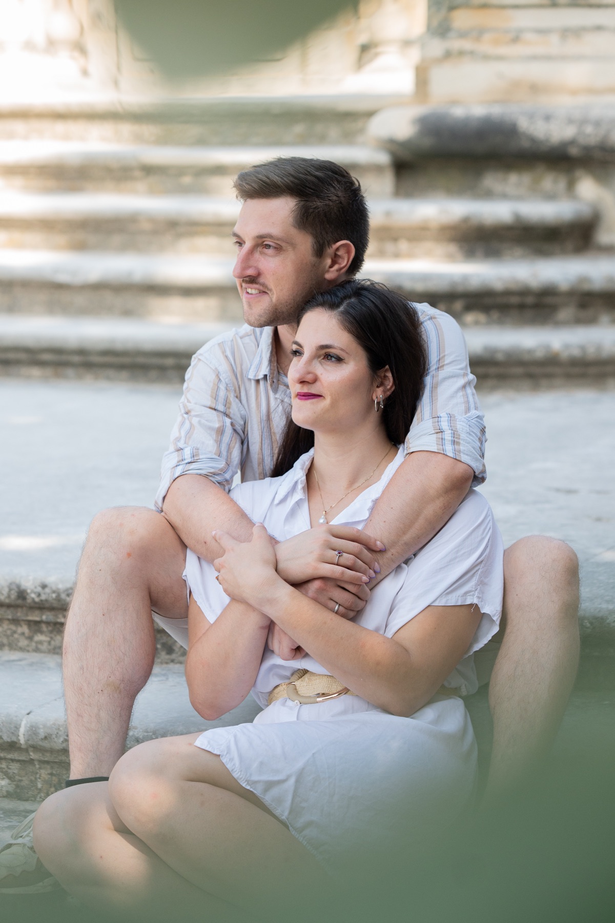 Un couple enlacé sur des marches