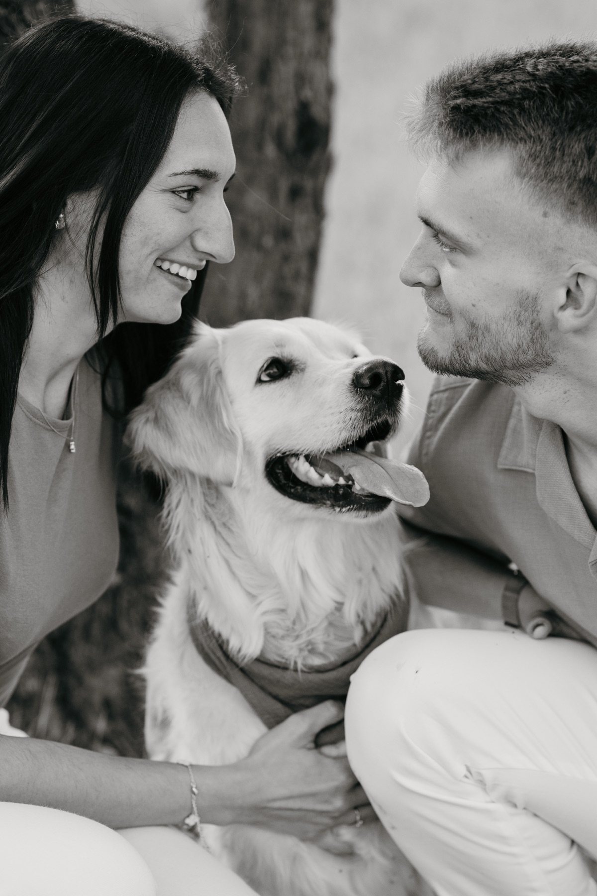 Un couple complice avec son chien