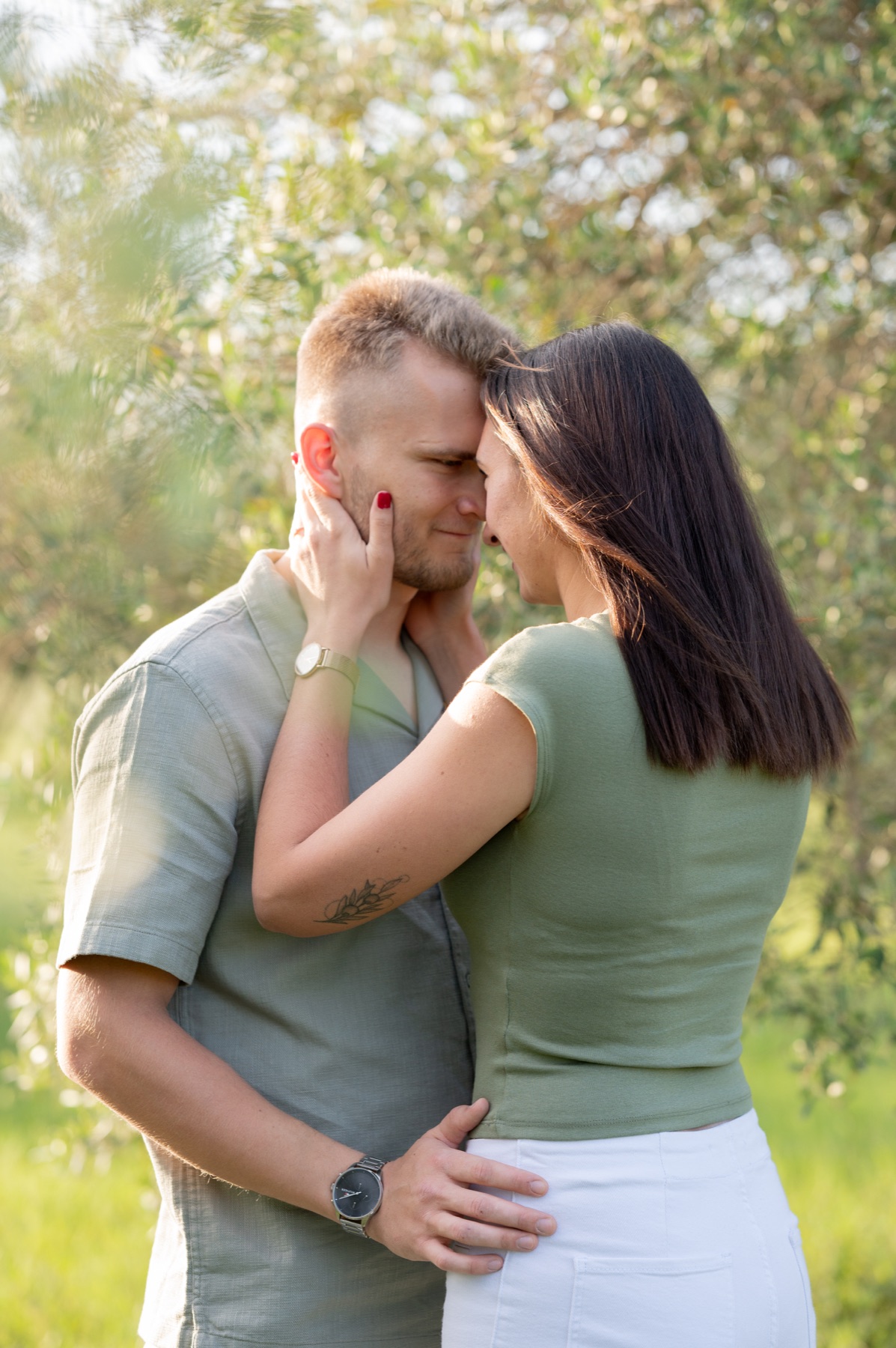 Un couple dans la lumière dorée