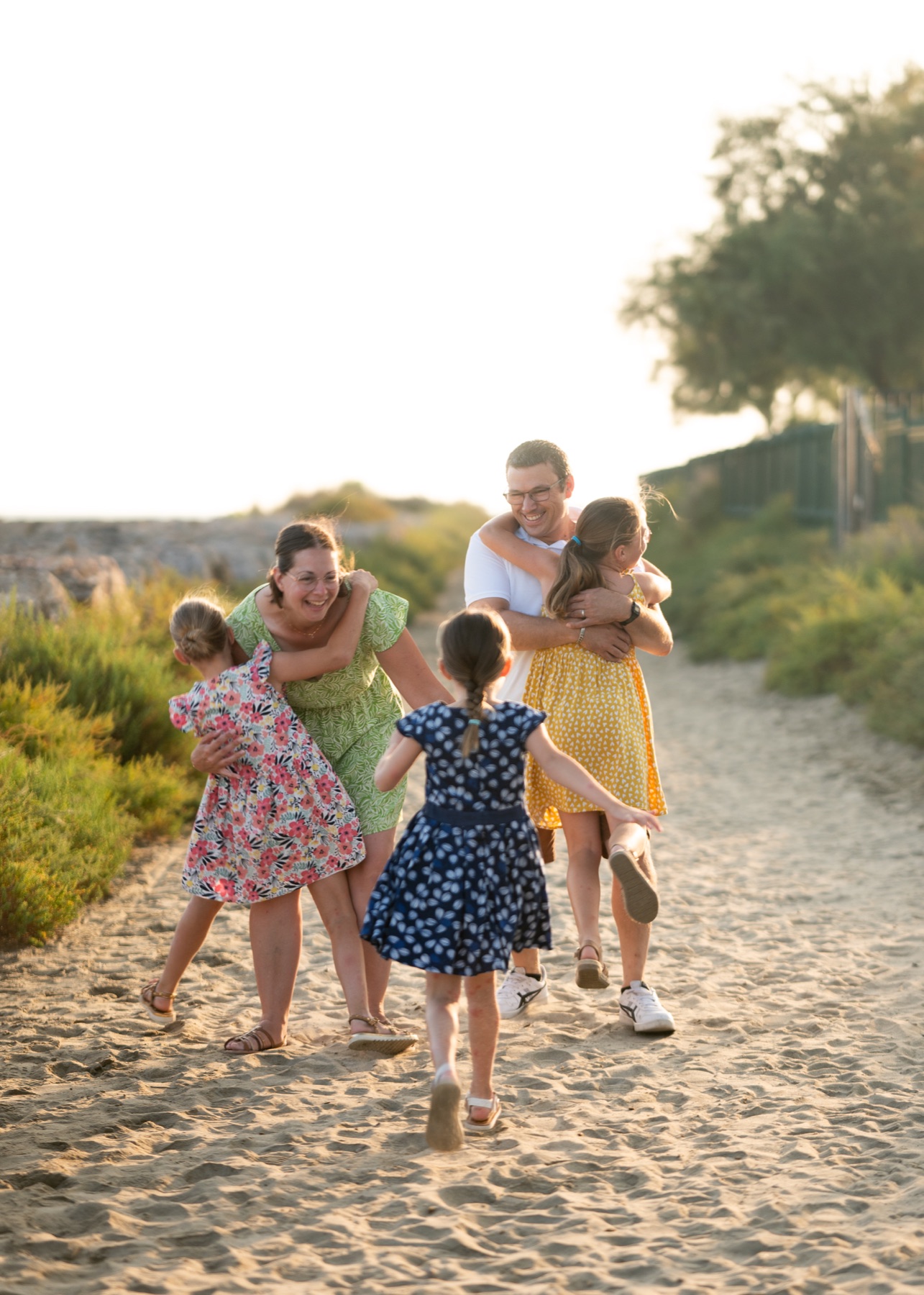 Une famille joue sur la plage