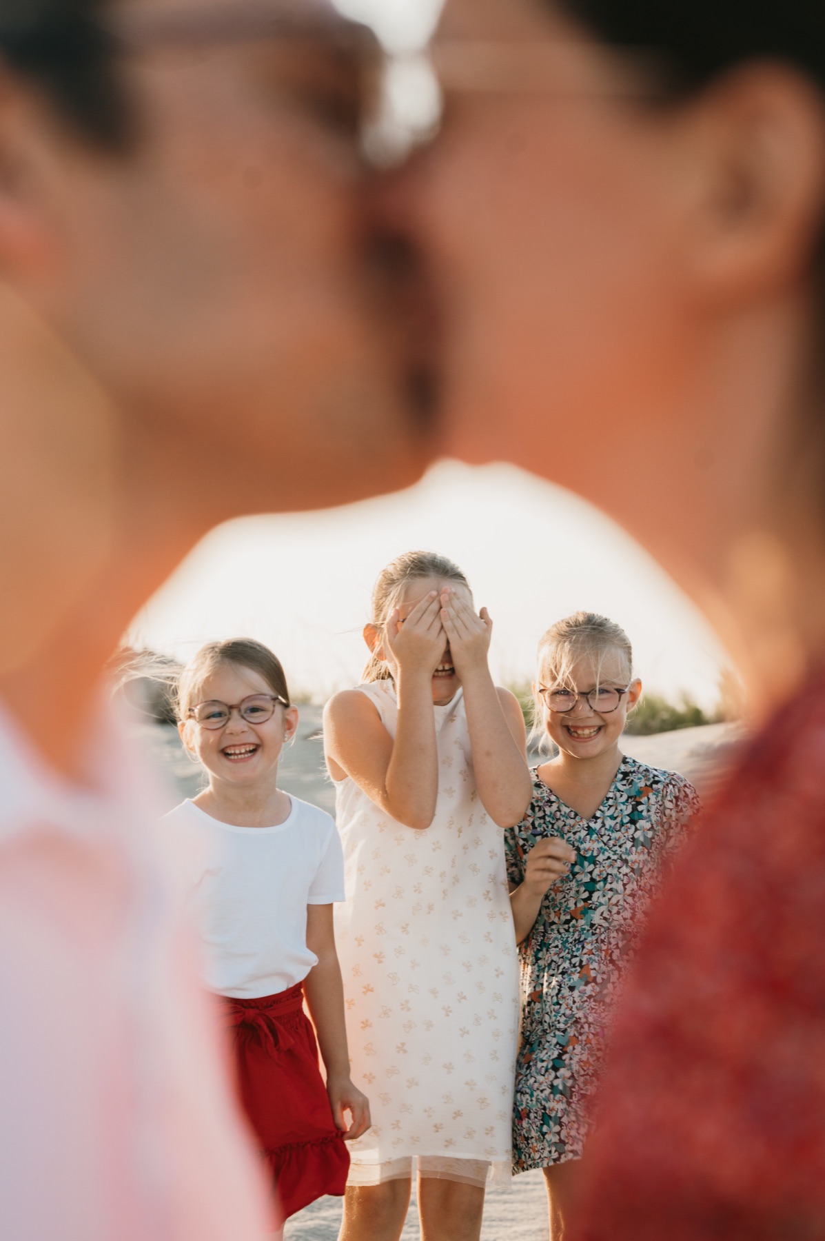 Des enfants rient face à leurs parents