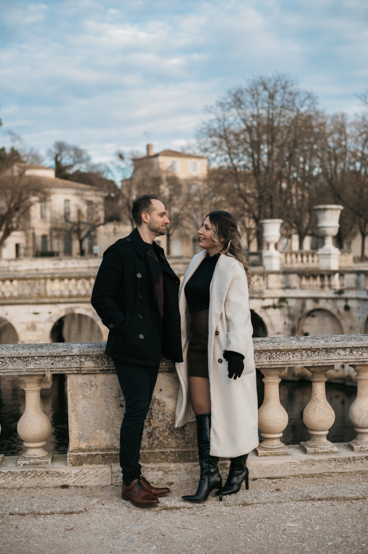 Un couple dans un jardin historique