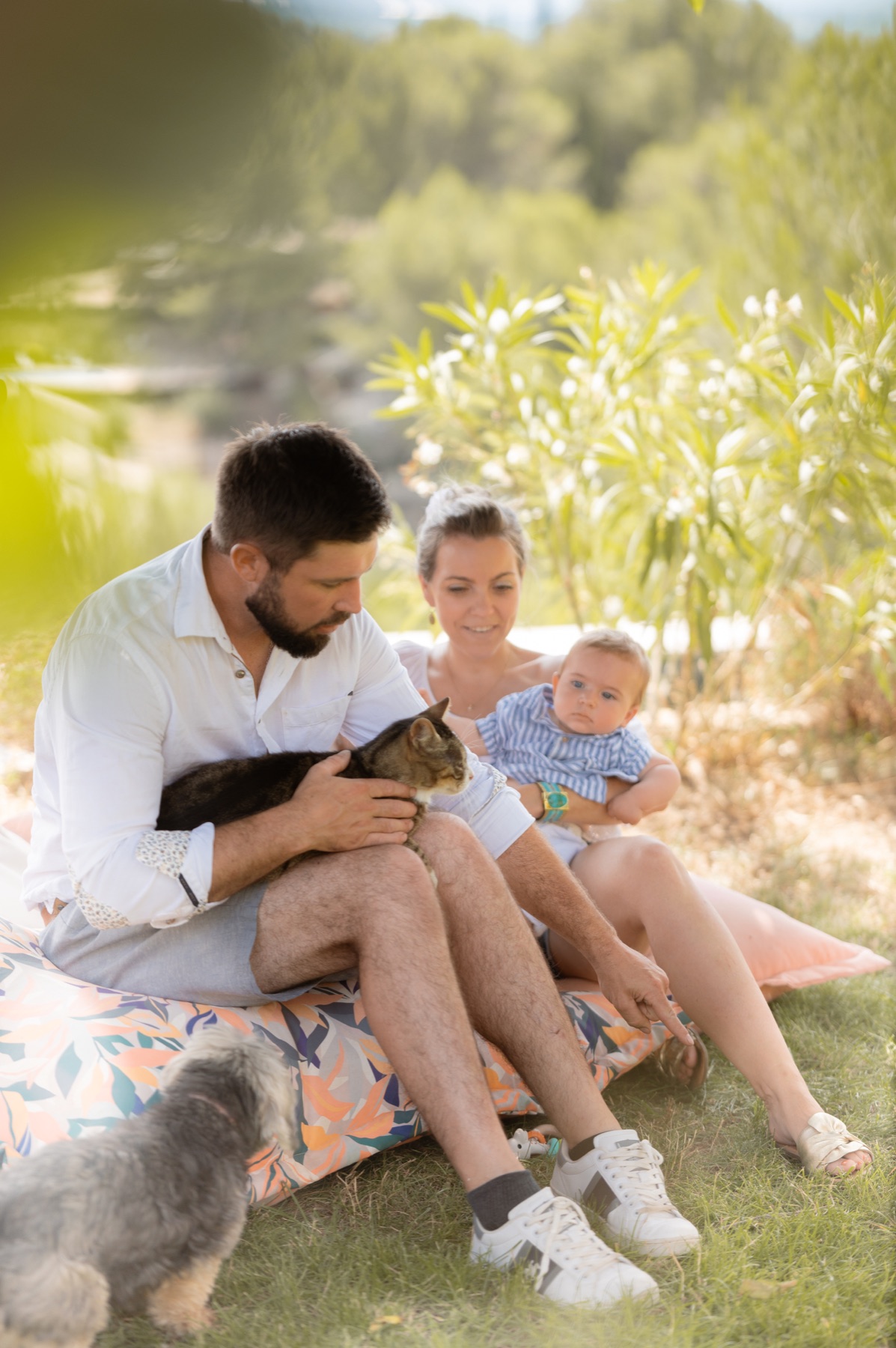 Une famille réunie avec son bébé et ses animaux