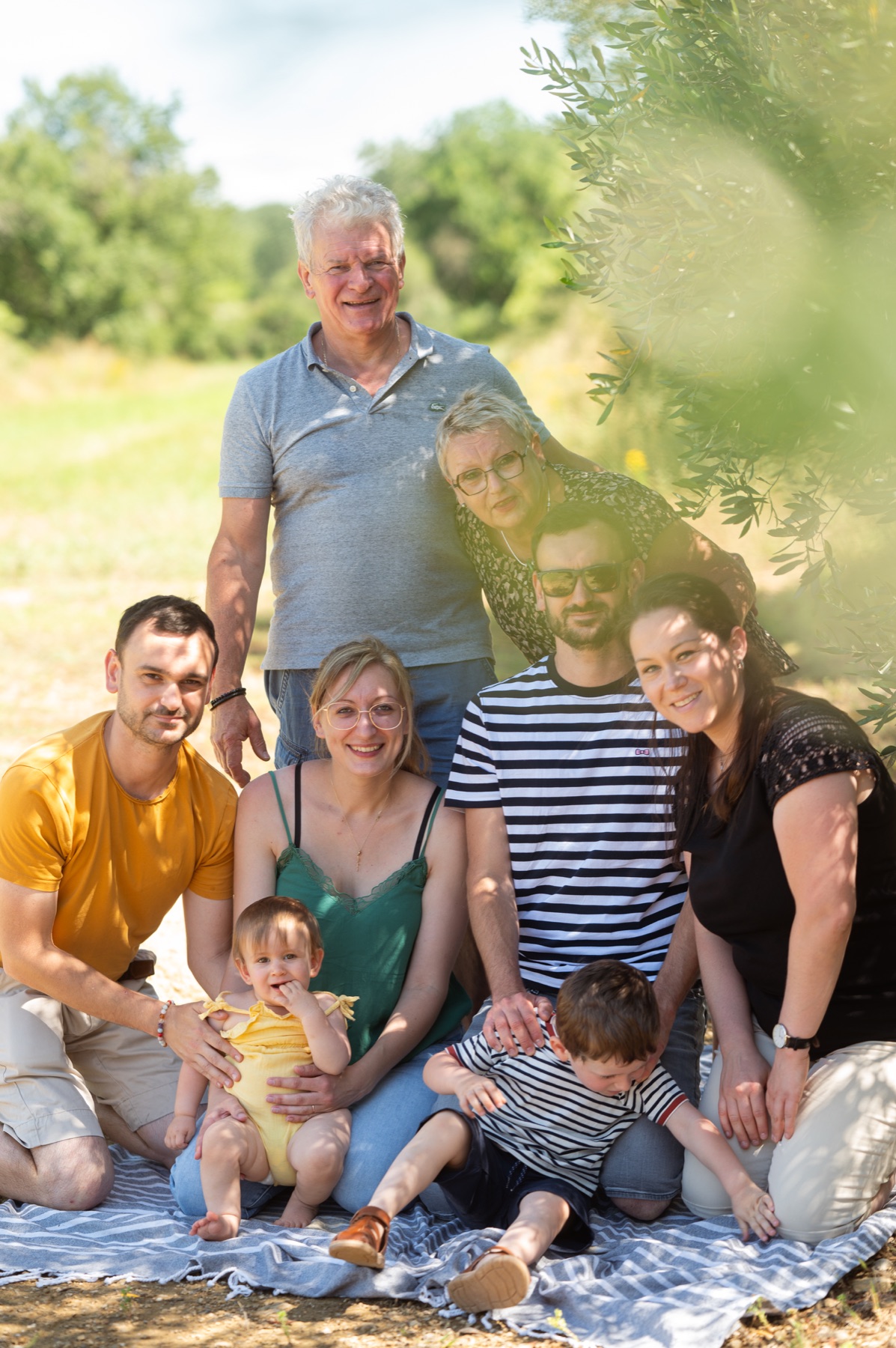 Portrait d’une grande famille sous les oliviers