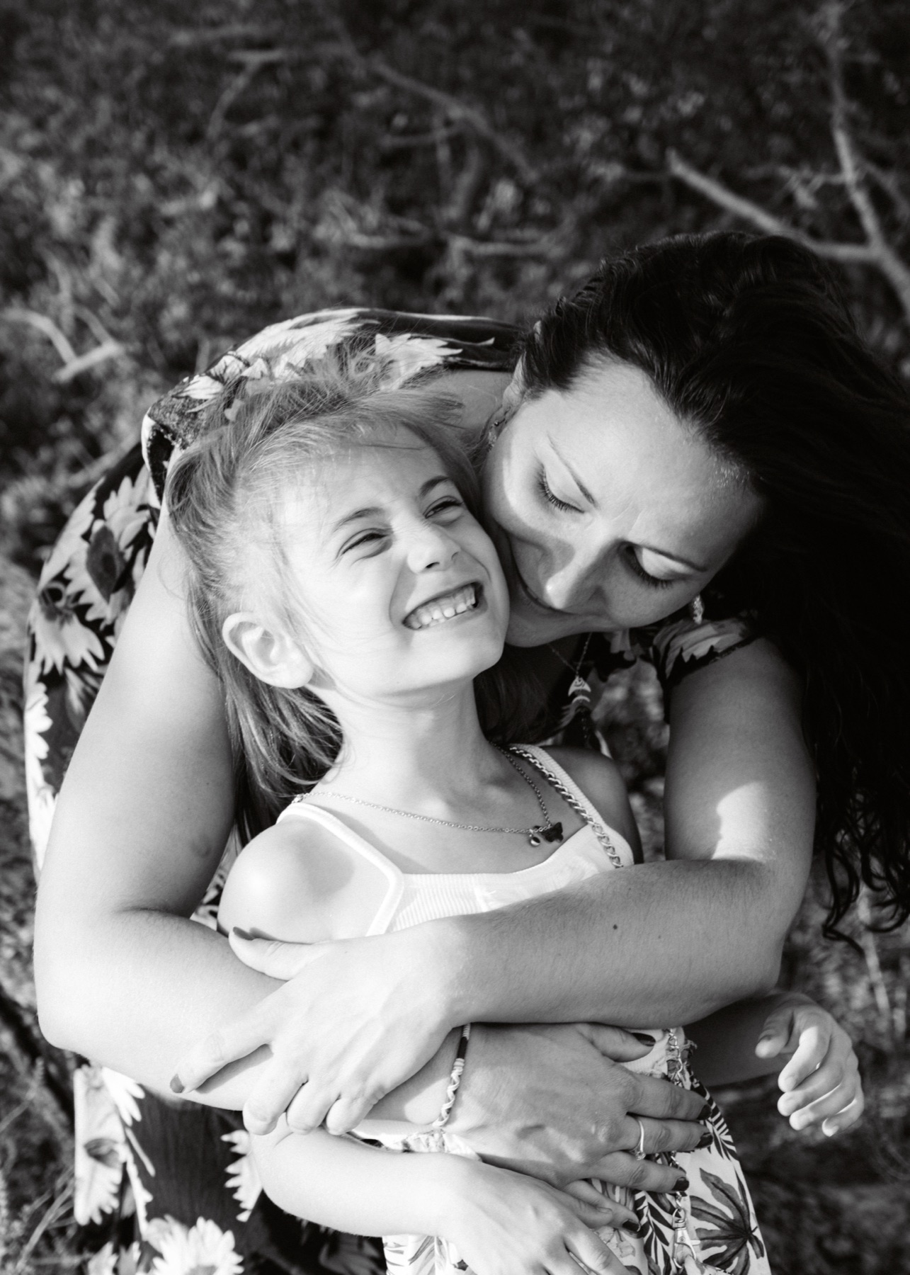 Une mère et sa fille rient ensemble