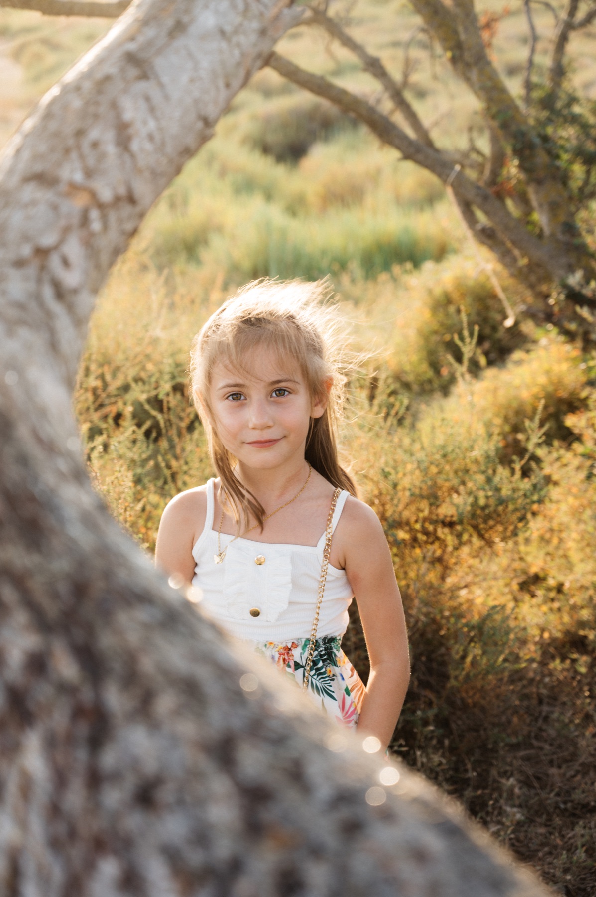 Portrait d’une petite fille dans la lumière dorée