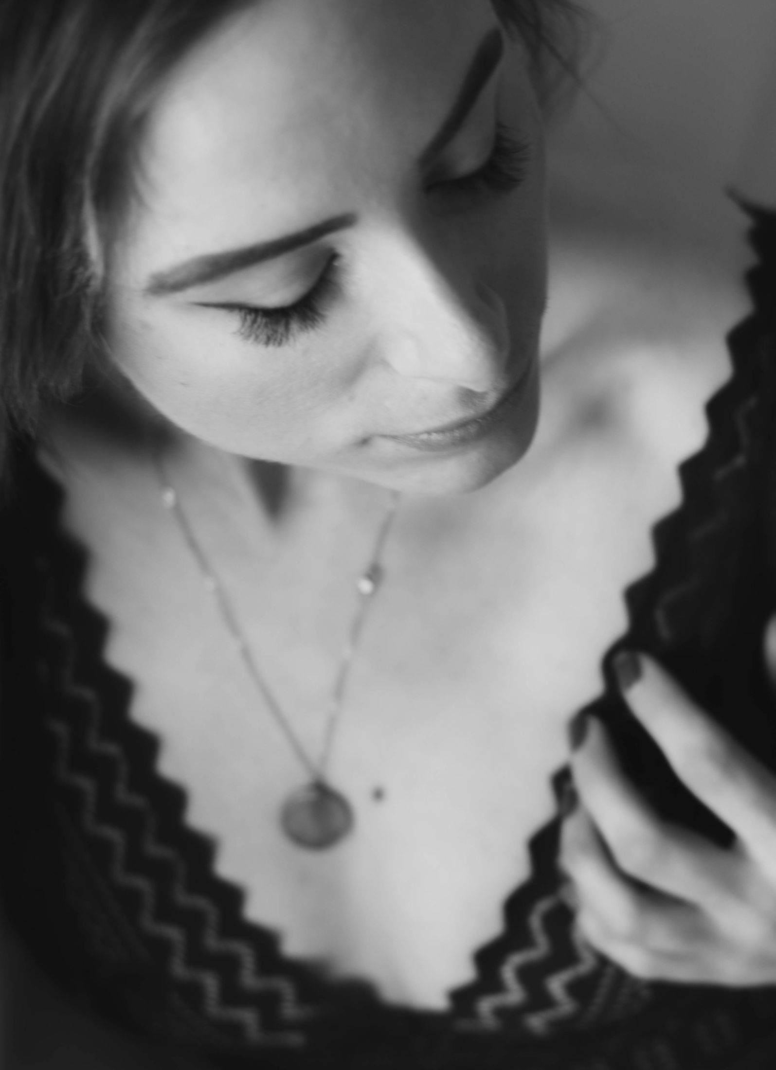 Portrait boudoir en noir et blanc, les yeux fermés