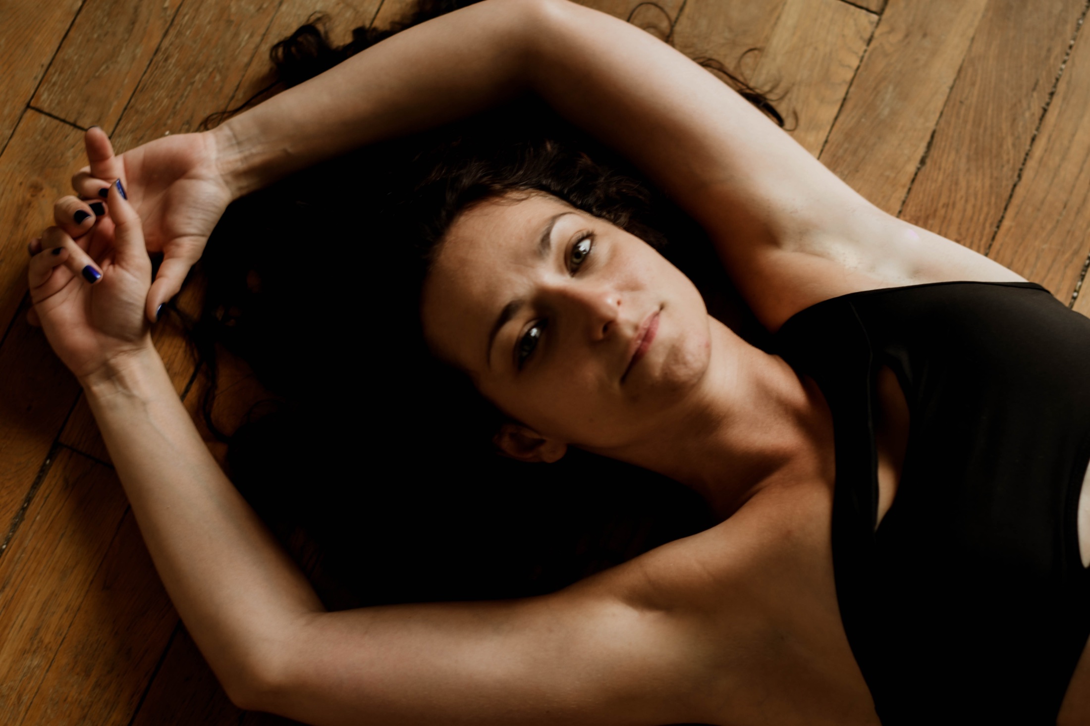 Portrait boudoir allongé sur un parquet ancien