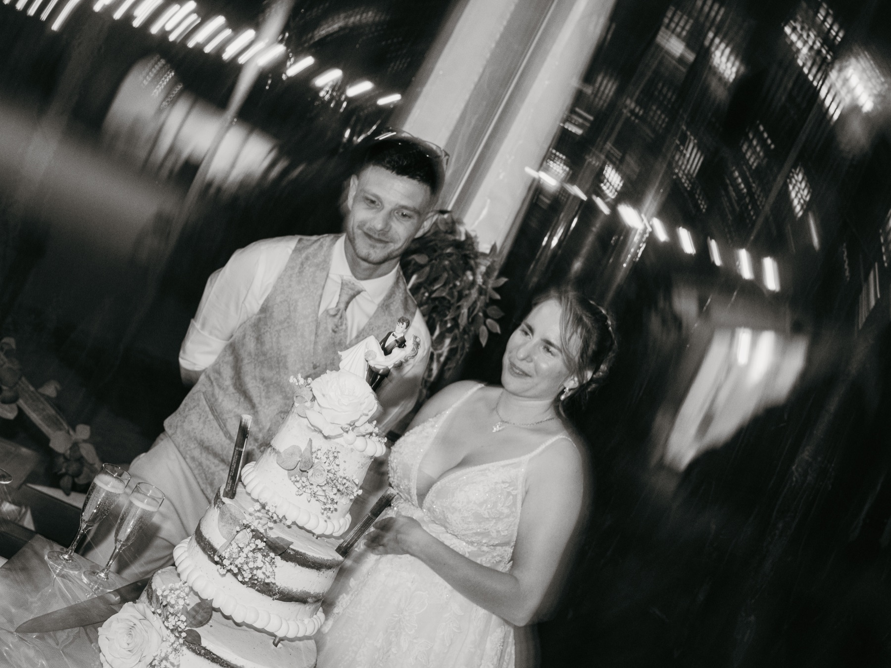 Laura et Justin autour de leur gâteau