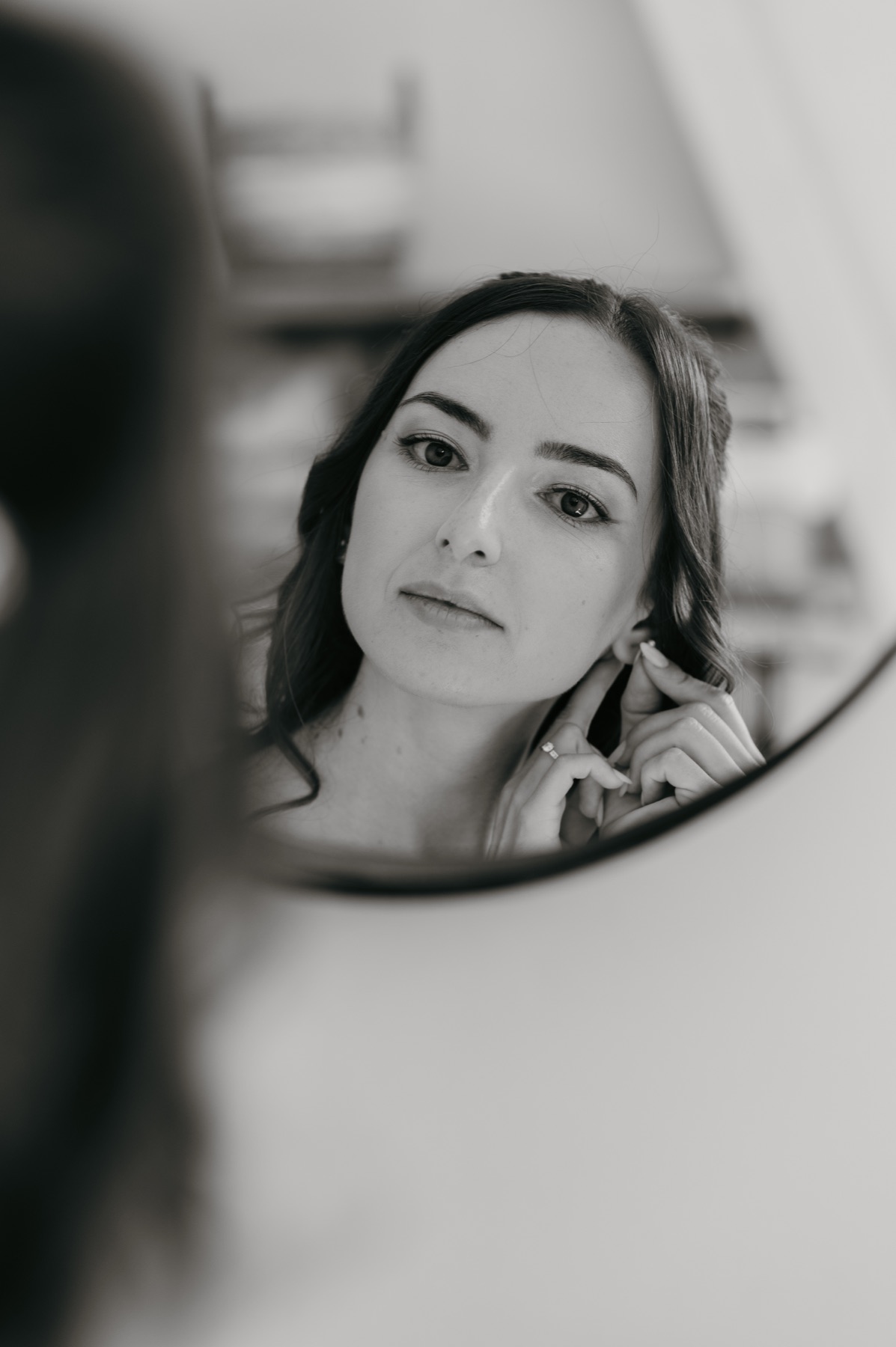 Préparatifs de Marion devant le miroir
