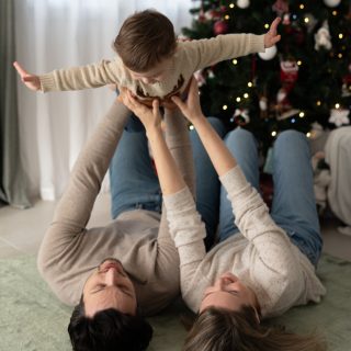 🎄✨ 𝐏𝐨𝐮𝐫𝐪𝐮𝐨𝐢 𝐟𝐚𝐢𝐫𝐞 𝐮𝐧𝐞 𝐬𝐞́𝐚𝐧𝐜𝐞 𝐩𝐡𝐨𝐭𝐨 𝐩𝐨𝐮𝐫 𝐍𝐨𝐞̈𝐥 ? ✨📸

La période de Noël, c’est bien plus que des décorations et des cadeaux… c’est un moment rempli de 𝐦𝐚𝐠𝐢𝐞, 𝐝𝐞 𝐩𝐚𝐫𝐭𝐚𝐠𝐞 𝐞𝐭 𝐝’𝐞́𝐦𝐨𝐭𝐢𝐨𝐧𝐬. Et quoi de mieux qu’une séance photo pour capturer tout cela ? 🎁❤️

✨ 𝟏. 𝐂𝐫𝐞́𝐞𝐫 𝐝𝐞𝐬 𝐬𝐨𝐮𝐯𝐞𝐧𝐢𝐫𝐬 𝐢𝐧𝐭𝐞𝐦𝐩𝐨𝐫𝐞𝐥𝐬Chaque année, les enfants grandissent, les habitudes changent… mais les photos restent.Une séance de Noël permet de figer ces instants précieux et chaleureux.

✨ 𝟐. 𝐎𝐟𝐟𝐫𝐢𝐫 𝐮𝐧 𝐜𝐚𝐝𝐞𝐚𝐮 𝐮𝐧𝐢𝐪𝐮𝐞Des photos professionnelles sont un cadeau qui touche en plein cœur.Parfait pour les grands-parents, la famille ou même pour décorer votre maison.

✨ 𝟑. 𝐕𝐢𝐯𝐫𝐞 𝐮𝐧 𝐦𝐨𝐦𝐞𝐧𝐭 𝐦𝐚𝐠𝐢𝐪𝐮𝐞 𝐞𝐧 𝐟𝐚𝐦𝐢𝐥𝐥𝐞C’est l’occasion de partager un moment complice, de rire ensemble et de passer un vrai moment de qualité, loin du quotidien.

✨ 𝟒. 𝐈𝐦𝐦𝐨𝐫𝐭𝐚𝐥𝐢𝐬𝐞𝐫 𝐥’𝐚𝐦𝐛𝐢𝐚𝐧𝐜𝐞 𝐟𝐞́𝐞𝐫𝐢𝐪𝐮𝐞 𝐝𝐞 𝐍𝐨𝐞̈𝐥Décor chaleureux, lumières scintillantes, ambiance cocooning…Une séance photo Noël, c’est un petit voyage dans un univers enchanté.

✨ 𝟓. 𝐃𝐞 𝐦𝐚𝐠𝐧𝐢𝐟𝐢𝐪𝐮𝐞𝐬 𝐬𝐨𝐮𝐯𝐞𝐧𝐢𝐫𝐬 𝐚̀ 𝐚𝐟𝐟𝐢𝐜𝐡𝐞𝐫 𝐞𝐭 𝐩𝐚𝐫𝐭𝐚𝐠𝐞𝐫Pour vos cartes de vœux, vos réseaux ou simplement pour votre album familial, ces images feront briller votre fin d’année.

📅 𝐋𝐞𝐬 𝐫𝐞́𝐬𝐞𝐫𝐯𝐚𝐭𝐢𝐨𝐧𝐬 𝐬𝐨𝐧𝐭 𝐨𝐮𝐯𝐞𝐫𝐭𝐞𝐬 — 𝐩𝐥𝐚𝐜𝐞𝐬 𝐥𝐢𝐦𝐢𝐭𝐞́𝐞𝐬 !
💌 Pour plus d’infos ou réserver : contactez-moi en message privé.
.
📍𝐃𝐚𝐧𝐬 𝐥𝐞 𝐆𝐚𝐫𝐝, 𝐥’𝐇𝐞́𝐫𝐚𝐮𝐥𝐭 & 𝐩𝐚𝐫𝐭𝐨𝐮𝐭 𝐚𝐢𝐥𝐥𝐞𝐮𝐫𝐬
📩 𝐜𝐢𝐧𝐝𝐲𝐟𝐥𝐩.𝐩𝐡𝐨𝐭𝐨𝐠𝐫𝐚𝐩𝐡𝐢𝐞@𝐠𝐦𝐚𝐢𝐥.𝐜𝐨𝐦
.
.
.�#shootingphoto #photographe #photographegard #gard #herault #photospot #noel #noel2025 #photonoel