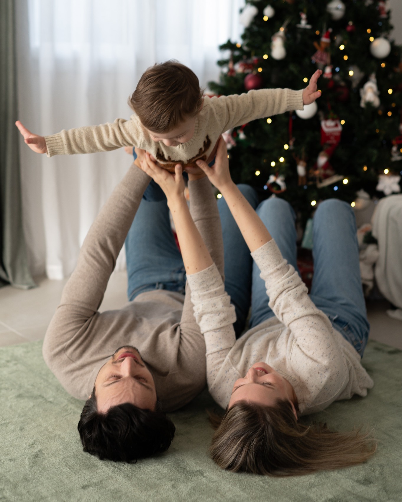 🎄✨ 𝐏𝐨𝐮𝐫𝐪𝐮𝐨𝐢 𝐟𝐚𝐢𝐫𝐞 𝐮𝐧𝐞 𝐬𝐞́𝐚𝐧𝐜𝐞 𝐩𝐡𝐨𝐭𝐨 𝐩𝐨𝐮𝐫 𝐍𝐨𝐞̈𝐥 ? ✨📸

La période de Noël, c’est bien plus que des décorations et des cadeaux… c’est un moment rempli de 𝐦𝐚𝐠𝐢𝐞, 𝐝𝐞 𝐩𝐚𝐫𝐭𝐚𝐠𝐞 𝐞𝐭 𝐝’𝐞́𝐦𝐨𝐭𝐢𝐨𝐧𝐬. Et quoi de mieux qu’une séance photo pour capturer tout cela ? 🎁❤️

✨ 𝟏. 𝐂𝐫𝐞́𝐞𝐫 𝐝𝐞𝐬 𝐬𝐨𝐮𝐯𝐞𝐧𝐢𝐫𝐬 𝐢𝐧𝐭𝐞𝐦𝐩𝐨𝐫𝐞𝐥𝐬Chaque année, les enfants grandissent, les habitudes changent… mais les photos restent.Une séance de Noël permet de figer ces instants précieux et chaleureux.

✨ 𝟐. 𝐎𝐟𝐟𝐫𝐢𝐫 𝐮𝐧 𝐜𝐚𝐝𝐞𝐚𝐮 𝐮𝐧𝐢𝐪𝐮𝐞Des photos professionnelles sont un cadeau qui touche en plein cœur.Parfait pour les grands-parents, la famille ou même pour décorer votre maison.

✨ 𝟑. 𝐕𝐢𝐯𝐫𝐞 𝐮𝐧 𝐦𝐨𝐦𝐞𝐧𝐭 𝐦𝐚𝐠𝐢𝐪𝐮𝐞 𝐞𝐧 𝐟𝐚𝐦𝐢𝐥𝐥𝐞C’est l’occasion de partager un moment complice, de rire ensemble et de passer un vrai moment de qualité, loin du quotidien.

✨ 𝟒. 𝐈𝐦𝐦𝐨𝐫𝐭𝐚𝐥𝐢𝐬𝐞𝐫 𝐥’𝐚𝐦𝐛𝐢𝐚𝐧𝐜𝐞 𝐟𝐞́𝐞𝐫𝐢𝐪𝐮𝐞 𝐝𝐞 𝐍𝐨𝐞̈𝐥Décor chaleureux, lumières scintillantes, ambiance cocooning…Une séance photo Noël, c’est un petit voyage dans un univers enchanté.

✨ 𝟓. 𝐃𝐞 𝐦𝐚𝐠𝐧𝐢𝐟𝐢𝐪𝐮𝐞𝐬 𝐬𝐨𝐮𝐯𝐞𝐧𝐢𝐫𝐬 𝐚̀ 𝐚𝐟𝐟𝐢𝐜𝐡𝐞𝐫 𝐞𝐭 𝐩𝐚𝐫𝐭𝐚𝐠𝐞𝐫Pour vos cartes de vœux, vos réseaux ou simplement pour votre album familial, ces images feront briller votre fin d’année.

📅 𝐋𝐞𝐬 𝐫𝐞́𝐬𝐞𝐫𝐯𝐚𝐭𝐢𝐨𝐧𝐬 𝐬𝐨𝐧𝐭 𝐨𝐮𝐯𝐞𝐫𝐭𝐞𝐬 — 𝐩𝐥𝐚𝐜𝐞𝐬 𝐥𝐢𝐦𝐢𝐭𝐞́𝐞𝐬 !
💌 Pour plus d’infos ou réserver : contactez-moi en message privé.
.
📍𝐃𝐚𝐧𝐬 𝐥𝐞 𝐆𝐚𝐫𝐝, 𝐥’𝐇𝐞́𝐫𝐚𝐮𝐥𝐭 & 𝐩𝐚𝐫𝐭𝐨𝐮𝐭 𝐚𝐢𝐥𝐥𝐞𝐮𝐫𝐬
📩 𝐜𝐢𝐧𝐝𝐲𝐟𝐥𝐩.𝐩𝐡𝐨𝐭𝐨𝐠𝐫𝐚𝐩𝐡𝐢𝐞@𝐠𝐦𝐚𝐢𝐥.𝐜𝐨𝐦
.
.
.�#shootingphoto #photographe #photographegard #gard #herault #photospot #noel #noel2025 #photonoel