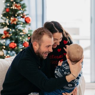 🎄✨ 𝐋𝐚 𝐩𝐞́𝐫𝐢𝐨𝐝𝐞 𝐝𝐞 𝐍𝐨𝐞𝐥 𝐞𝐬𝐭 𝐨𝐟𝐟𝐢𝐜𝐢𝐞𝐥𝐥𝐞𝐦𝐞𝐧𝐭 𝐨𝐮𝐯𝐞𝐫𝐭𝐞 📸✨

Noël approche… et c’est le moment parfait pour capturer la magie en famille, en couple, entre amis ou même avec vos petits bouts ! 📸❤️

Profitez de vos décos de Noel pour réaliser des photos en famille que vous offrirez à vos proches sur le sapin ! 

👉 𝐒𝐞́𝐚𝐧𝐜𝐞 𝐟𝐚𝐦𝐢𝐥𝐥𝐞� :

✨ 𝟒𝟓𝐦𝐢𝐧 / 𝟏𝐡 de séance cocooning à la maison 
✨𝟏𝟓 𝐩𝐡𝐨𝐭𝐨𝐬 aux choix en HD dans une galerie photo privé
✨ 𝟏 𝐩𝐡𝐨𝐭𝐨 𝐠𝐫𝐚𝐧𝐝 𝐟𝐨𝐫𝐦𝐚𝐭 (𝐨𝐟𝐟𝐞𝐫𝐭𝐞) 
✨ 𝟏𝟓𝟎€ 

📅 𝐏𝐥𝐚𝐜𝐞𝐬 𝐥𝐢𝐦𝐢𝐭𝐞́𝐞𝐬 – Réservez vite votre créneau !�
💌 Infos & réservations en message privé.
.
Faites de cette fin d’année un moment inoubliable… ✨📷
.
.
📍Dans le Gard, l’Hérault & partout ailleurs
📩 cindyflp.photographie@gmail.com
.
.
.�#shootingphoto #photographe #photographegard #gard #herault #photospot #noel #noel2025 #photonoel