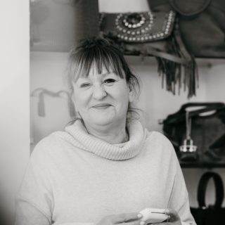 ✨ 𝐏𝐄𝐑𝐒𝐎𝐍𝐀𝐋 𝐁𝐑𝐀𝐍𝐃𝐈𝐍𝐆 𝐅𝐄́𝐌𝐈𝐍𝐈𝐍 ✨
𝑬𝒏𝒕𝒓𝒆𝒑𝒓𝒆𝒏𝒆𝒖𝒓𝒆, 𝒄𝒓𝒆́𝒂𝒕𝒓𝒊𝒄𝒆, 𝒅𝒊𝒓𝒊𝒈𝒆𝒂𝒏𝒕𝒆, 𝒑𝒂𝒔𝒔𝒊𝒐𝒏𝒏𝒆́𝒆…
Votre image raconte votre histoire avant même que vous ne preniez la parole.
Le personal branding, ce n’est pas “juste une photo”.
𝐂’𝐞𝐬𝐭 𝐚𝐟𝐟𝐢𝐫𝐦𝐞𝐫 𝐪𝐮𝐢 𝐯𝐨𝐮𝐬 𝐞̂𝐭𝐞𝐬.
C’est montrer votre énergie, votre univers, votre singularité.
Je vous accompagne pour créer des images qui vous ressemblent vraiment :
💫 naturelles
💫 élégantes
💫 alignées avec votre identité de marque
📸 𝐀𝐮 𝐩𝐫𝐨𝐠𝐫𝐚𝐦𝐦𝐞 :
- 𝐏𝐨𝐫𝐭𝐫𝐚𝐢𝐭𝐬 𝐩𝐫𝐨𝐟𝐞𝐬𝐬𝐢𝐨𝐧𝐧𝐞𝐥𝐬 𝐦𝐨𝐝𝐞𝐫𝐧𝐞𝐬
- 𝐏𝐡𝐨𝐭𝐨𝐬 𝐞𝐧 𝐬𝐢𝐭𝐮𝐚𝐭𝐢𝐨𝐧 (𝐝𝐚𝐧𝐬 𝐯𝐨𝐭𝐫𝐞 𝐮𝐧𝐢𝐯𝐞𝐫𝐬 𝐝𝐞 𝐭𝐫𝐚𝐯𝐚𝐢𝐥)
- 𝐃𝐞́𝐭𝐚𝐢𝐥𝐬 & 𝐚𝐦𝐛𝐢𝐚𝐧𝐜𝐞 𝐩𝐨𝐮𝐫 𝐧𝐨𝐮𝐫𝐫𝐢𝐫 𝐯𝐨𝐬 𝐫𝐞́𝐬𝐞𝐚𝐮𝐱
- 𝐔𝐧𝐞 𝐝𝐢𝐫𝐞𝐜𝐭𝐢𝐨𝐧 𝐛𝐢𝐞𝐧𝐯𝐞𝐢𝐥𝐥𝐚𝐧𝐭𝐞 𝐩𝐨𝐮𝐫 𝐯𝐨𝐮𝐬 𝐠𝐮𝐢𝐝𝐞𝐫 𝐚̀ 𝐜𝐡𝐚𝐪𝐮𝐞 𝐢𝐧𝐬𝐭𝐚𝐧𝐭
Que ce soit pour Instagram, LinkedIn, votre site internet ou vos supports de communication, vous méritez des images à la hauteur de votre ambition 🌿
Parce qu’une femme qui assume son image, c’est une femme qui prend sa place. 🤍
📍𝐍𝐢̂𝐦𝐞𝐬 & 𝐚𝐥𝐞𝐧𝐭𝐨𝐮𝐫𝐬
📩 𝐑𝐞́𝐬𝐞𝐫𝐯𝐚𝐭𝐢𝐨𝐧𝐬 : 𝐂𝐢𝐧𝐝𝐲𝐟𝐥𝐩.𝐩𝐡𝐨𝐭𝐨𝐠𝐫𝐚𝐩𝐡𝐢𝐞@𝐠𝐦𝐚𝐢𝐥.𝐜𝐨𝐦
.
.
.
#personalbrandingféminin #entrepreneure #femmeentrepreneure #photographeNimes #imagedemarque #confianceensoi