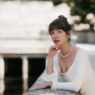 ✨ 𝑪𝒉𝒆̀𝒓𝒆 𝒍𝒆𝒄𝒕𝒆𝒖𝒓, 𝒄𝒉𝒆̀𝒓𝒆 𝒍𝒆𝒄𝒕𝒓𝒊𝒄𝒆, ✨

𝑁𝑒 𝑠𝑒𝑟𝑎𝑖𝑡-𝑐𝑒 𝑝𝑎𝑠 𝑙𝑎 𝑠𝑜𝑟𝑡𝑖𝑒 𝑑𝑒 𝑙𝑎 𝑠𝑒𝑐𝑜𝑛𝑑𝑒 𝑝𝑎𝑟𝑡𝑖𝑒 𝑑𝑒 𝐋𝐚 𝐂𝐡𝐫𝐨𝐧𝐢𝐪𝐮𝐞 𝐝𝐞𝐬 𝐁𝐫𝐢𝐝𝐠𝐞𝐫𝐭𝐨𝐧 𝑞𝑢𝑖 𝑎𝑔𝑖𝑡𝑒 𝑎̀ 𝑛𝑜𝑢𝑣𝑒𝑎𝑢 𝑙𝑒𝑠 𝑐œ𝑢𝑟𝑠 𝑒𝑡 𝑙𝑒𝑠 𝑐𝑜𝑛𝑣𝑒𝑟𝑠𝑎𝑡𝑖𝑜𝑛𝑠 ?

𝐼𝑙 𝑦 𝑎 𝑞𝑢𝑒𝑙𝑞𝑢𝑒𝑠 𝑚𝑜𝑖𝑠 𝑢𝑛𝑒 𝑐ℎ𝑎𝑟𝑚𝑎𝑛𝑡𝑒 𝑑𝑒𝑚𝑜𝑖𝑠𝑒𝑙𝑙𝑒 𝑛𝑜𝑚𝑚𝑒́𝑒 𝐿𝑜𝑙𝑎 𝑚𝑒 𝑐𝑜𝑛𝑓𝑖𝑎 𝑢𝑛 𝑠𝑜𝑢ℎ𝑎𝑖𝑡 𝑑𝑒𝑠 𝑝𝑙𝑢𝑠 𝑟𝑎𝑓𝑓𝑖𝑛𝑒́𝑠… 𝑆𝑜𝑛 𝑠𝑜𝑢ℎ𝑎𝑖𝑡 𝑒́𝑡𝑎𝑖𝑡 𝑐𝑙𝑎𝑖𝑟, 𝑝𝑟𝑒𝑠𝑞𝑢𝑒 𝑚𝑢𝑟𝑚𝑢𝑟𝑒́ 𝑐𝑜𝑚𝑚𝑒 𝑢𝑛 𝑠𝑒𝑐𝑟𝑒𝑡 𝑑𝑒 𝑙𝑎 ℎ𝑎𝑢𝑡𝑒 𝑠𝑜𝑐𝑖𝑒́𝑡𝑒́ :
“𝐽’𝑎𝑖𝑚𝑒𝑟𝑎𝑖𝑠 𝑟𝑒́𝑎𝑙𝑖𝑠𝑒𝑟 𝑢𝑛𝑒 𝑠𝑒́𝑎𝑛𝑐𝑒 𝑝ℎ𝑜𝑡𝑜 𝑠𝑢𝑟 𝑙𝑒 𝑡ℎ𝑒̀𝑚𝑒 𝑑𝑒 𝐵𝑟𝑖𝑑𝑔𝑒𝑟𝑡𝑜𝑛.”

𝐶𝑜𝑚𝑚𝑒𝑛𝑡 𝑎𝑢𝑟𝑎𝑖𝑠-𝑗𝑒 𝑝𝑢 𝑟𝑒́𝑠𝑖𝑠𝑡𝑒𝑟 𝑎̀ 𝑢𝑛𝑒 𝑡𝑒𝑙𝑙𝑒 𝑖𝑛𝑣𝑖𝑡𝑎𝑡𝑖𝑜𝑛 ?
𝑁𝑜𝑢𝑠 𝑎𝑣𝑜𝑛𝑠 𝑖𝑚𝑎𝑔𝑖𝑛𝑒́ 𝑢𝑛𝑒 𝑠𝑒́𝑎𝑛𝑐𝑒 𝑒𝑚𝑝𝑟𝑒𝑖𝑛𝑡𝑒 𝑑𝑒 𝑟𝑜𝑚𝑎𝑛𝑡𝑖𝑠𝑚𝑒, 𝑑’𝑒́𝑙𝑒́𝑔𝑎𝑛𝑐𝑒 𝑒𝑡 𝑑’𝑢𝑛 𝑠𝑜𝑢𝑝𝑐̧𝑜𝑛 𝑑𝑒 𝑚𝑦𝑠𝑡𝑒̀𝑟𝑒.
𝐶’𝑒𝑠𝑡 𝑎𝑢 𝑐œ𝑢𝑟 𝑑𝑒𝑠 𝑠𝑜𝑚𝑝𝑡𝑢𝑒𝑢𝑥 𝙅𝙖𝙧𝙙𝙞𝙣𝙨 𝙙𝙚 𝙡𝙖 𝙁𝙤𝙣𝙩𝙖𝙞𝙣𝙚 𝑞𝑢𝑒 𝑐𝑒𝑡𝑡𝑒 𝑝𝑎𝑟𝑒𝑛𝑡ℎ𝑒̀𝑠𝑒 ℎ𝑜𝑟𝑠 𝑑𝑢 𝑡𝑒𝑚𝑝𝑠 𝑝𝑟𝑖𝑡 𝑣𝑖𝑒.

𝐶ℎ𝑎𝑞𝑢𝑒 𝑖𝑚𝑎𝑔𝑒 𝑠𝑒𝑚𝑏𝑙𝑎𝑖𝑡 𝑟𝑎𝑐𝑜𝑛𝑡𝑒𝑟 𝑢𝑛 𝑐ℎ𝑎𝑝𝑖𝑡𝑟𝑒 : 𝑢𝑛𝑒 ℎ𝑒́𝑟𝑜𝑖̈𝑛𝑒 𝑎𝑓𝑓𝑖𝑟𝑚𝑒́𝑒, 𝑠𝑒𝑛𝑠𝑖𝑏𝑙𝑒, 𝑙𝑖𝑏𝑟𝑒…
𝐶𝑒 𝑝𝑟𝑜𝑗𝑒𝑡 𝑓𝑢𝑡 𝑢𝑛𝑒 𝑣𝑒́𝑟𝑖𝑡𝑎𝑏𝑙𝑒 𝑝𝑎𝑟𝑒𝑛𝑡ℎ𝑒̀𝑠𝑒 𝑒𝑛𝑐ℎ𝑎𝑛𝑡𝑒́𝑒 — 𝑢𝑛 𝑣𝑜𝑦𝑎𝑔𝑒 𝑒𝑛𝑡𝑟𝑒 𝑝𝑜𝑒́𝑠𝑖𝑒, 𝑓𝑒́𝑚𝑖𝑛𝑖𝑡𝑒́ 𝑒𝑡 𝑟𝑎𝑓𝑓𝑖𝑛𝑒𝑚𝑒𝑛𝑡.

𝐸𝑡 𝑣𝑜𝑢𝑠, 𝑐ℎ𝑒̀𝑟𝑒 𝑙𝑒𝑐𝑡𝑟𝑖𝑐𝑒…�𝑂𝑠𝑒𝑟𝑖𝑒𝑧-𝑣𝑜𝑢𝑠, 𝑣𝑜𝑢𝑠 𝑎𝑢𝑠𝑠𝑖, 𝑒𝑛𝑡𝑟𝑒𝑟 𝑑𝑎𝑛𝑠 𝑙𝑎 𝑙𝑢𝑚𝑖𝑒̀𝑟𝑒 𝑒𝑡 𝑟𝑒́𝑣𝑒́𝑙𝑒𝑟 𝑙’ℎ𝑒́𝑟𝑜𝑖̈𝑛𝑒 𝑞𝑢𝑒 𝑣𝑜𝑢𝑠 𝑒̂𝑡𝑒𝑠 ? 🌿
𝐶𝑎𝑟 𝑒𝑛 𝑐𝑒𝑡𝑡𝑒 𝑑𝑜𝑢𝑐𝑒 𝑠𝑎𝑖𝑠𝑜𝑛, 𝑛’𝑒𝑠𝑡-𝑖𝑙 𝑝𝑎𝑠 𝑒𝑠𝑠𝑒𝑛𝑡𝑖𝑒𝑙 𝑑𝑒 𝑚𝑜𝑛𝑡𝑟𝑒𝑟 𝑎𝑢 𝑚𝑜𝑛𝑑𝑒 𝑞𝑢𝑒𝑙𝑙𝑒 𝑓𝑒𝑚𝑚𝑒 𝑣𝑜𝑢𝑠 𝑐ℎ𝑜𝑖𝑠𝑖𝑠𝑠𝑒𝑧 𝑑’𝑒̂𝑡𝑟𝑒 ?

𝑉𝑜𝑡𝑟𝑒 𝑑𝑒́𝑣𝑜𝑢𝑒́𝑒 𝑝ℎ𝑜𝑡𝑜𝑔𝑟𝑎𝑝ℎ𝑒…
�𝐂𝐅 ✨