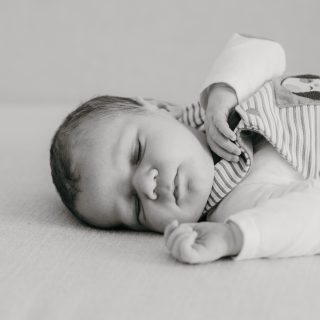 👶✨ Immortalisez les premiers jours de votre bébé ✨📸
L’arrivée d’un bébé est un moment unique, rempli d’émotions, de douceur et de premiers instants précieux.
Avec 𝐮𝐧𝐞 𝐬𝐞́𝐚𝐧𝐜𝐞 𝐩𝐡𝐨𝐭𝐨 𝐧𝐚𝐢𝐬𝐬𝐚𝐧𝐜𝐞, je vous propose de capturer ces souvenirs si éphémères : les petits doigts, les premiers câlins, les regards pleins d’amour… 💛
⏱️ Environ 𝟒𝟓 𝐦𝐢𝐧 𝐚̀ 𝟏𝐡 𝐝𝐞 𝐬𝐞́𝐚𝐧𝐜𝐞
📷 𝟏𝟓 𝐩𝐡𝐨𝐭𝐨𝐬 𝐇𝐃 𝐚𝐮 𝐜𝐡𝐨𝐢𝐱 dans une galerie privée
💌 Photos soigneusement retouchées et livrées sous 15 jours.
Parce que ces moments passent si vite… offrez-vous des souvenirs que vous pourrez garder toute votre vie.
📩 Contactez-moi pour réserver votre séance ou offrir une carte cadeau.
.
.
#photographenaissance #photographenimes #souvenirsdefamille #seancephoto #nimes