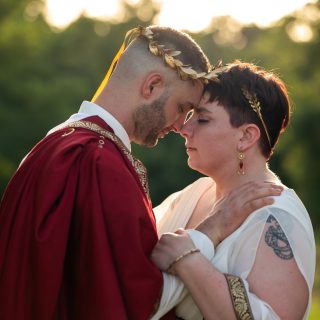 𝐌𝐚𝐠𝐮𝐞𝐥𝐨𝐧𝐞 & 𝐍𝐢𝐜𝐨𝐥𝐚𝐬 💍✨

Ils se sont dit « OUI » l’été dernier entourés de leurs proches, dans un cadre unique et sur un thème original… 𝐥𝐞𝐬 𝐑𝐨𝐦𝐚𝐢𝐧𝐬 ! 🏛️

Quelle journée exceptionnelle et quel mariage magnifique !
Vous aussi, 𝐟𝐚𝐢𝐭𝐞𝐬-𝐦𝐨𝐢 𝐜𝐨𝐧𝐟𝐢𝐚𝐧𝐜𝐞 pour immortaliser vos plus beaux moments.

Il reste encore quelques 𝐩𝐥𝐚𝐜𝐞𝐬 𝐩𝐨𝐮𝐫 𝐥’𝐞́𝐭𝐞́ 𝐩𝐫𝐨𝐜𝐡𝐚𝐢𝐧 ☀️
📩 𝐂𝐨𝐧𝐭𝐚𝐜𝐭𝐞𝐳-𝐦𝐨𝐢 𝐯𝐢𝐭𝐞 𝐩𝐨𝐮𝐫 𝐫𝐞́𝐬𝐞𝐫𝐯𝐞𝐫 𝐯𝐨𝐭𝐫𝐞 𝐝𝐚𝐭𝐞 !

#photodemariage #mariage2026 #mariagenimes #photographemariagenimes #photographegard