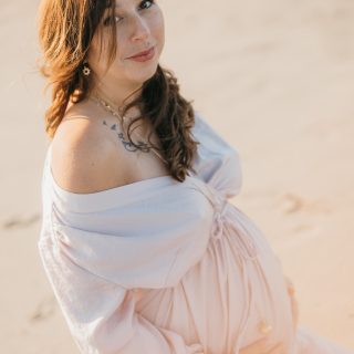 ✨ 𝐒𝐞́𝐚𝐧𝐜𝐞𝐬 𝐏𝐡𝐨𝐭𝐨 𝐆𝐫𝐨𝐬𝐬𝐞𝐬𝐬𝐞 ✨

Parce que la grossesse est un moment unique rempli d’émotions, offrez-vous une parenthèse hors du temps pour immortaliser cette belle attente. 🤍

Que ce soit 𝐞𝐧 𝐬𝐨𝐥𝐨, 𝐞𝐧 𝐜𝐨𝐮𝐩𝐥𝐞 𝐨𝐮 𝐞𝐧 𝐟𝐚𝐦𝐢𝐥𝐥𝐞, profitez d’un moment doux et complice pour capturer ces instants précieux avant l’arrivée de bébé.

🌿 Un souvenir intemporel à garder pour toujours.

𝐋𝐚 𝐬𝐞́𝐚𝐧𝐜𝐞 𝐜𝐨𝐦𝐩𝐫𝐞𝐧𝐝 :
�⏱️ Environ 𝟒𝟓 𝐦𝐢𝐧 𝐚̀ 𝟏𝐡 𝐝𝐞 𝐬𝐞́𝐚𝐧𝐜𝐞
�📷 𝟏𝟓 𝐩𝐡𝐨𝐭𝐨𝐬 𝐇𝐃 𝐚𝐮 𝐜𝐡𝐨𝐢𝐱 dans une galerie privée�
💌 𝐏𝐡𝐨𝐭𝐨𝐬 𝐬𝐨𝐢𝐠𝐧𝐞𝐮𝐬𝐞𝐦𝐞𝐧𝐭 𝐫𝐞𝐭𝐨𝐮𝐜𝐡𝐞́𝐞𝐬 et livrées sous 𝟏𝟓 𝐣𝐨𝐮𝐫𝐬

✨ Possibilité de réaliser la séance 𝐞𝐧 𝐞𝐱𝐭𝐞́𝐫𝐢𝐞𝐮𝐫 𝐨𝐮 𝐚̀ 𝐝𝐨𝐦𝐢𝐜𝐢𝐥𝐞 selon vos envies.
📩 𝐑𝐞́𝐬𝐞𝐫𝐯𝐚𝐭𝐢𝐨𝐧𝐬 𝐞𝐭 𝐢𝐧𝐟𝐨𝐫𝐦𝐚𝐭𝐢𝐨𝐧𝐬 𝐞𝐧 𝐦𝐞𝐬𝐬𝐚𝐠𝐞 𝐩𝐫𝐢𝐯𝐞́
.
.
#photographegrossesse #photographenimes #souvenirsdefamille #seancephoto #nimes