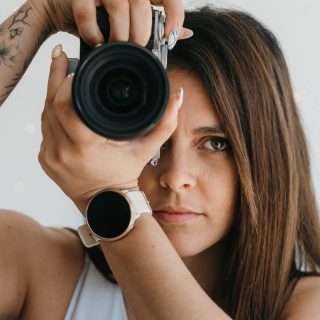 ✨ 𝐂̧𝐚 𝐯𝐚 𝐟𝐚𝐢𝐫𝐞 𝟒 𝐚𝐧𝐬… ✨
Dans quelques mois, cela fera 4 ans que je me suis lancée dans cette aventure un peu folle : transformer ma passion en métier.
Avant cela, j’ai eu plusieurs vies professionnelles. D’abord dans la cuisine, puis dans l’événementiel en tant que chargée de projet, où j’organisais des événements professionnels et des mariages. Aujourd’hui, je suis toujours dans cet univers que j’aime tant, mais derrière un objectif, à capturer les émotions, les instants précieux et les plus belles histoires, dans des lieux parfois à couper le souffle.
L’entrepreneuriat n’est pas un long fleuve tranquille. Il y a des hauts, des bas, des périodes de doute et d’incertitude. Mais malgré tout, je ne changerais rien à ces quatre années riches en rencontres, en apprentissages et en souvenirs.
Ce que j’aime par-dessus tout, c’est venir à votre rencontre, découvrir vos histoires, immortaliser vos moments de vie et voir vos familles grandir au fil des années. J’aime aussi accompagner les entrepreneurs passionnés, mettre en lumière leur savoir-faire et raconter leur histoire à travers mes images.
Au fil du temps, mon activité a évolué. Aujourd’hui, je suis photographe, vidéaste, mais aussi community manager. Parce que nos métiers changent, parce qu'il faut savoir évoluer et se réinventer.
Et puis, j’ai aussi la chance d’être entourée des bonnes personnes. Désormais, je ne travaille plus seule… mais à deux. Une nouvelle aventure qui commence et dont je vous parlerai très bientôt. ✨
Alors pour tout ça, pour toutes ces rencontres, ces projets, votre confiance et ces quatre belles années… Merci.
& merci la vie. 🤍