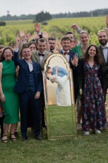 « Les photos de soirée, ça ne sert à rien. »

Enfin... c'est ce qu'on pourrait croire. 😏

Parce qu'après tout, les moments importants ont déjà eu lieu : la cérémonie, les alliances, les photos de couple…

Et pourtant.

C'est souvent en soirée que naissent les images les plus authentiques. Les éclats de rire incontrôlables, les accolades entre amis, les pas de danse improvisés, les invités qui se lâchent enfin.

Ces moments-là ne sont pas prévus. Ils ne peuvent pas être rejoués. Et ils racontent une partie essentielle de votre histoire, de cette journée. 

Alors, réfléchissez-y 😉
.
.
📍 Montpellier, Nîmes & alentours
📩 Cindyflp.photographie@gmail.com
.
#Mariage #mariage2026 #photographenimes #mariagenimes #mariagesuddefrance